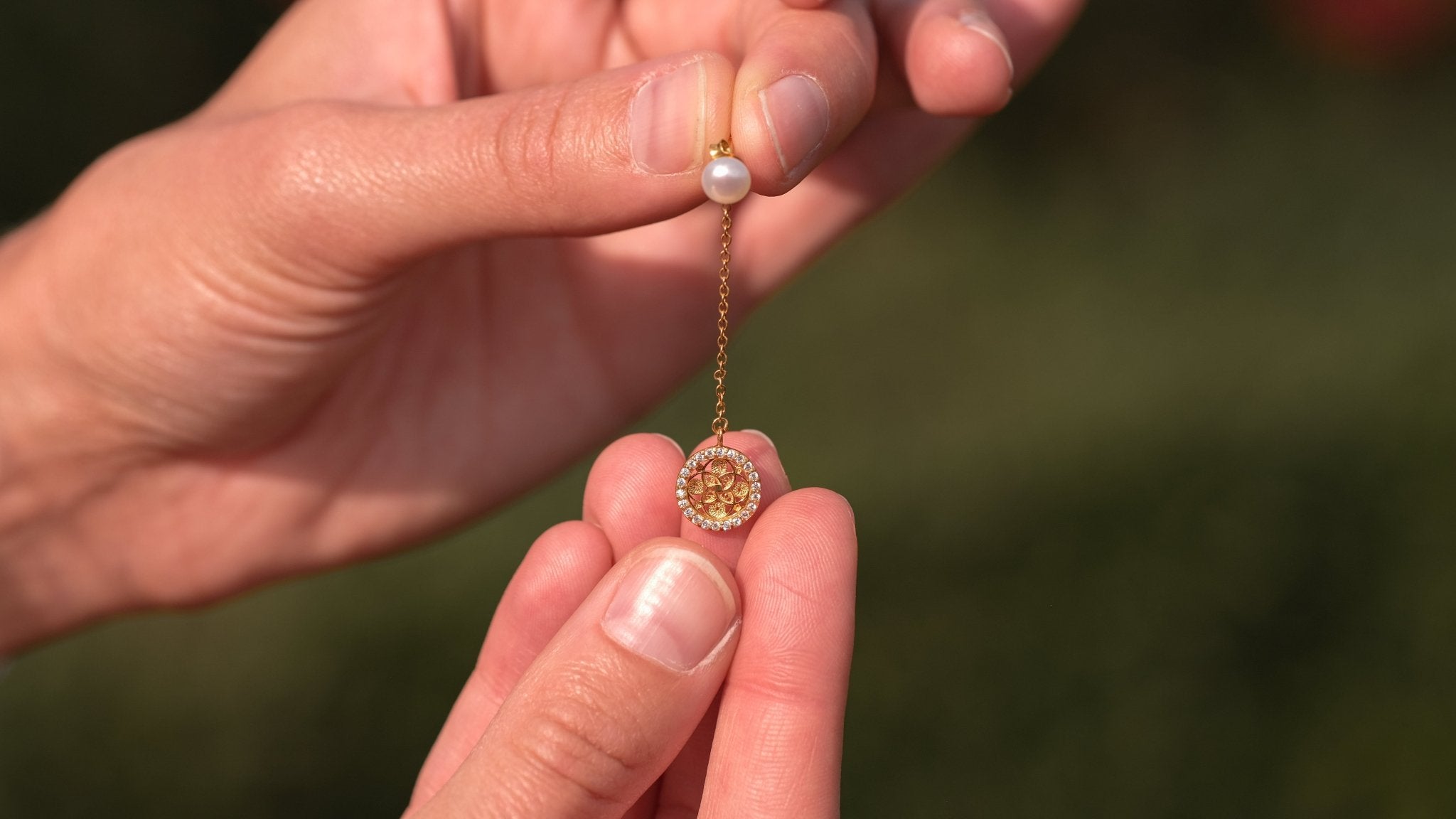 Dreamcatcher oorbellen met parel en zirkonia's verguld - Dona Aurora