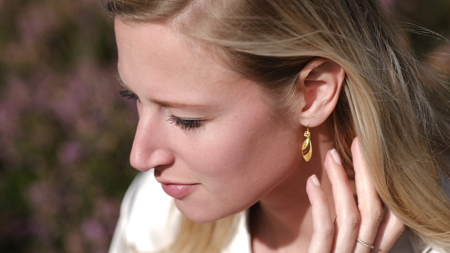 Gouden filigraan oorbellen met bloem - Dona Aurora