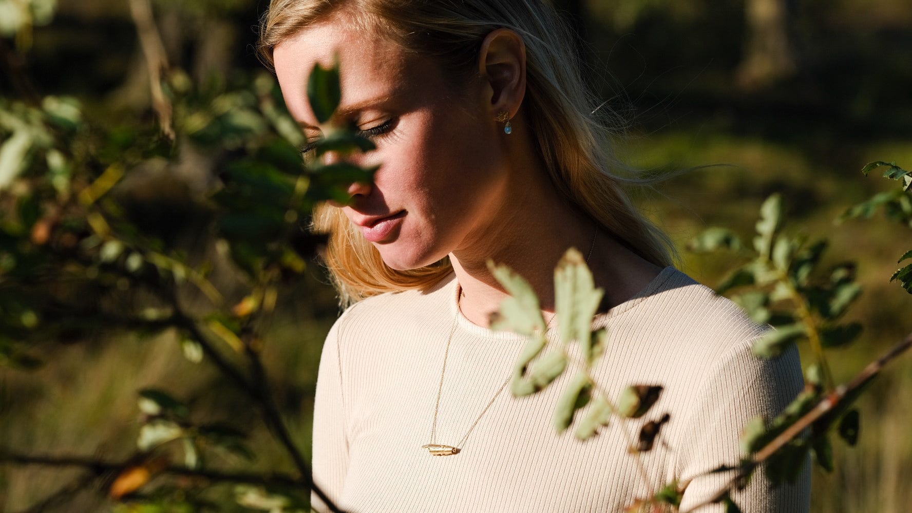 Vergulde ketting met blaadjes hanger - Dona Aurora