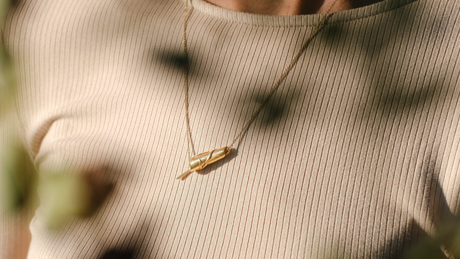 Vergulde ketting met blaadjes hanger - Dona Aurora