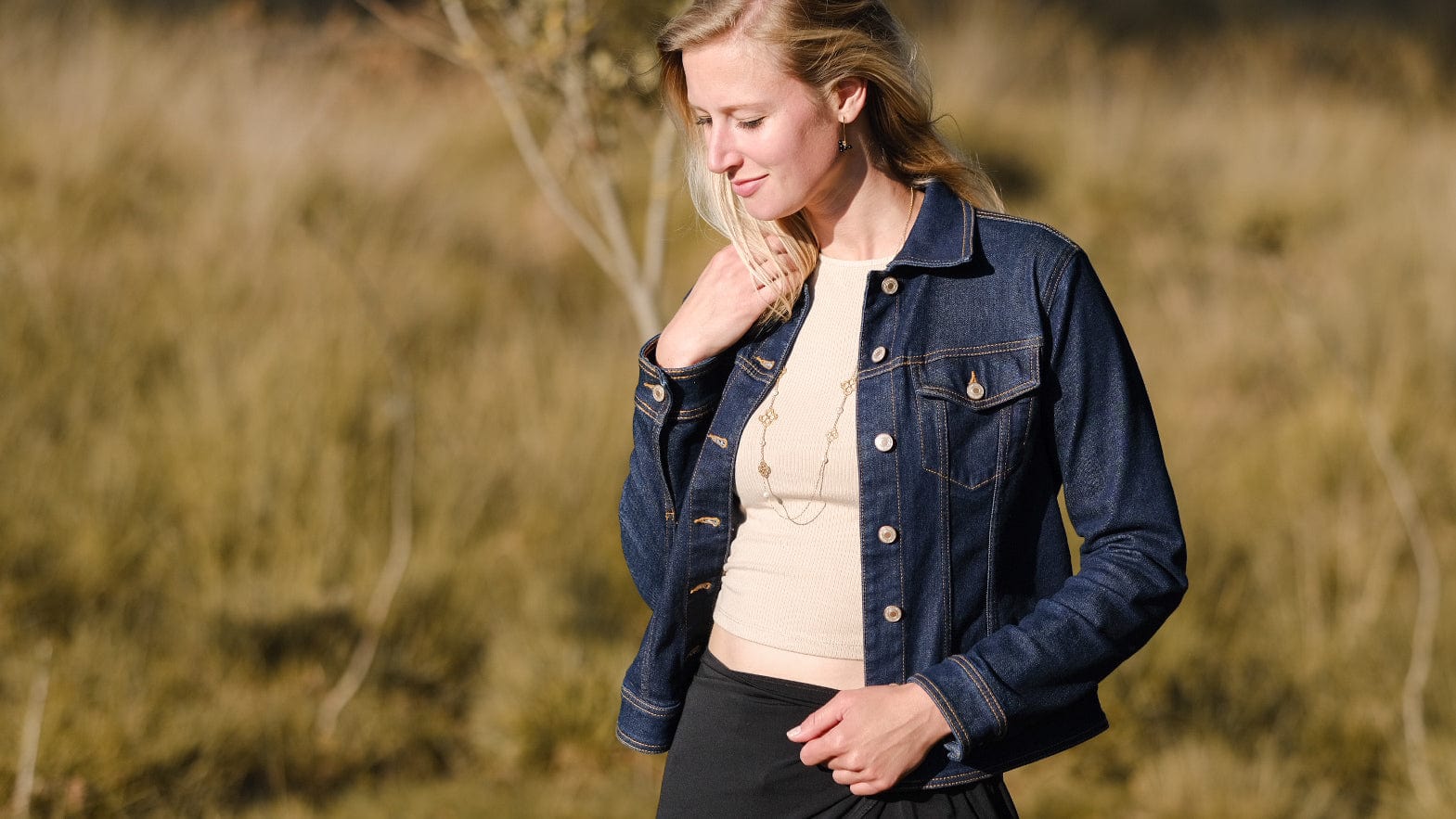 Vergulde lange ketting met filigraan en parels - Dona Aurora