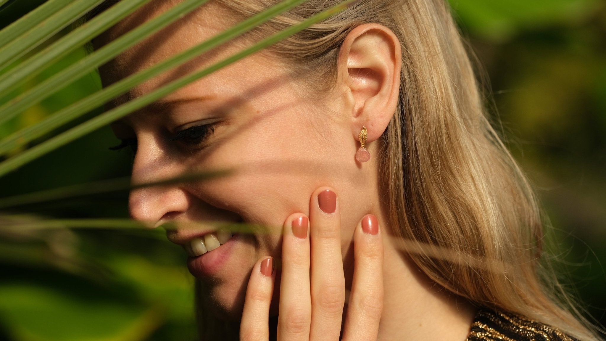 Blaadjes oorbellen met aardbeienkwarts - Dona Aurora