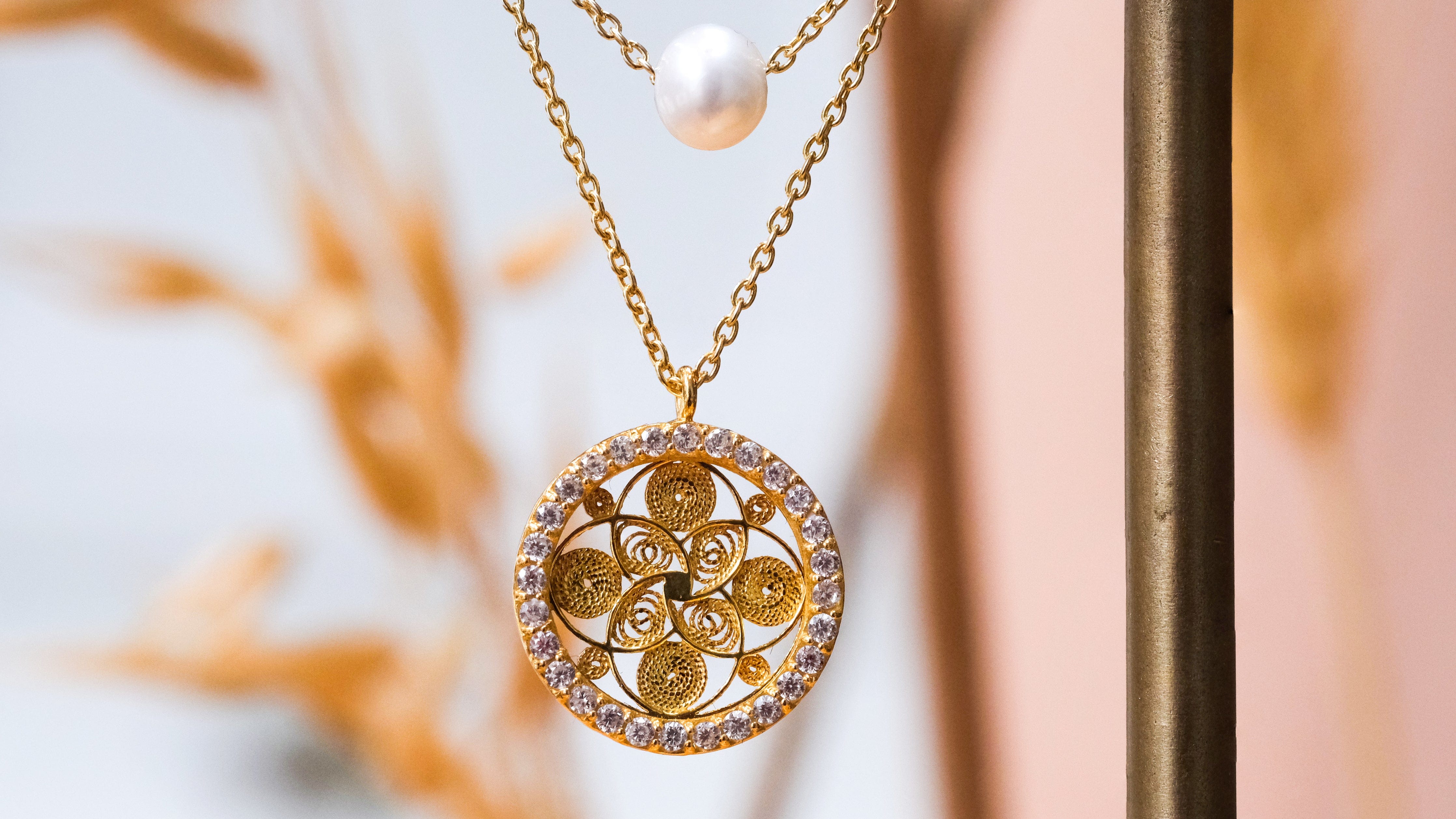 Filigraan ketting verguld met parel en zirkonia's
