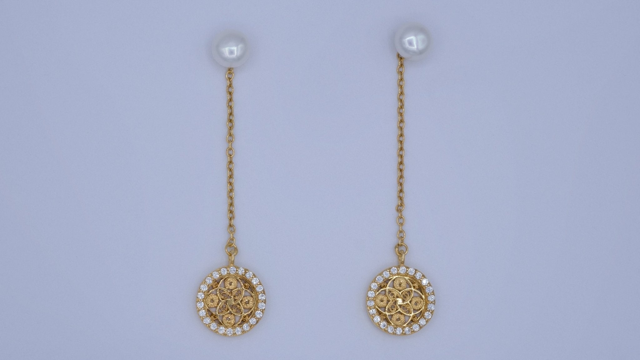 Dreamcatcher oorbellen met parel en zirkonia's verguld - Dona Aurora