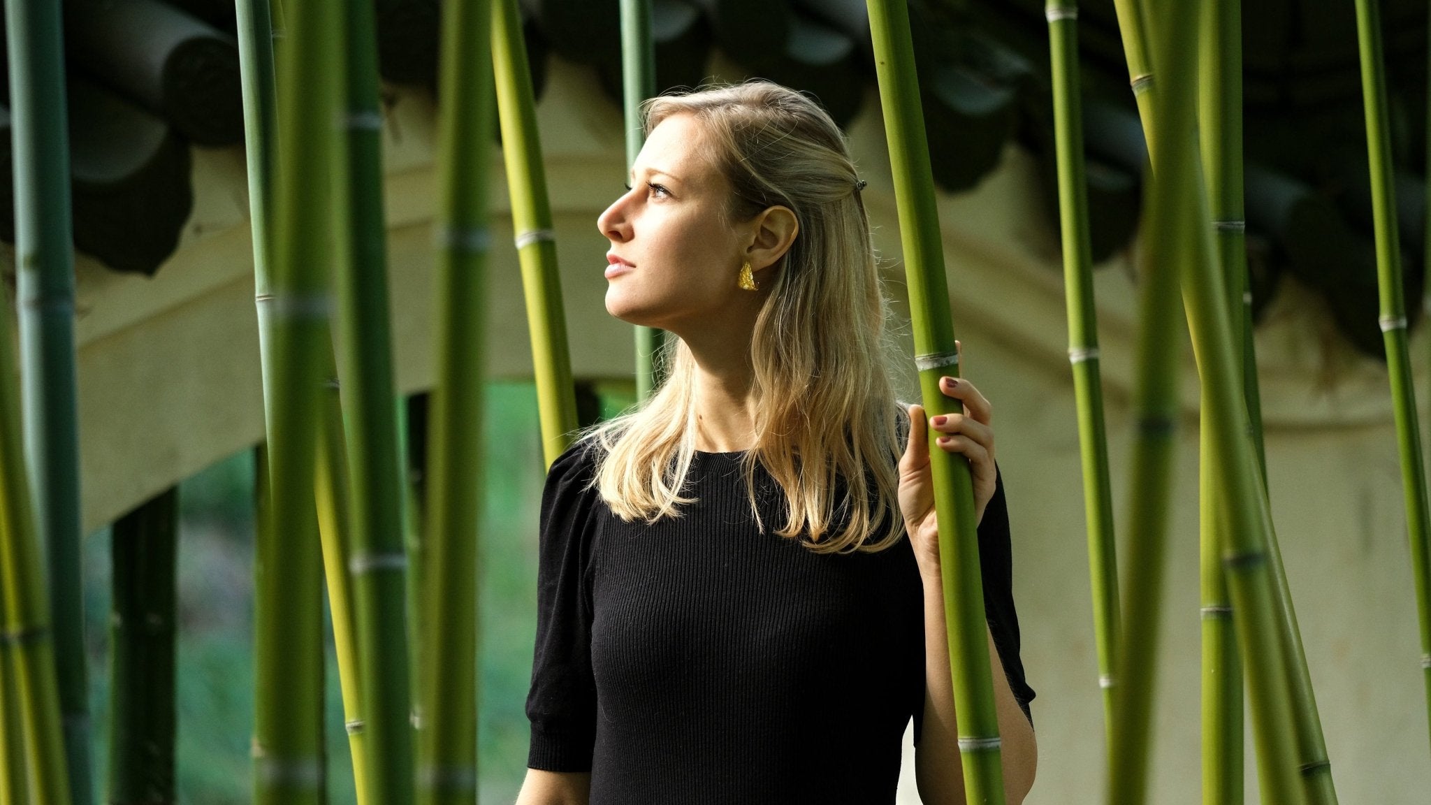 Driehoek filigraan oorbellen met wit emaille - Dona Aurora