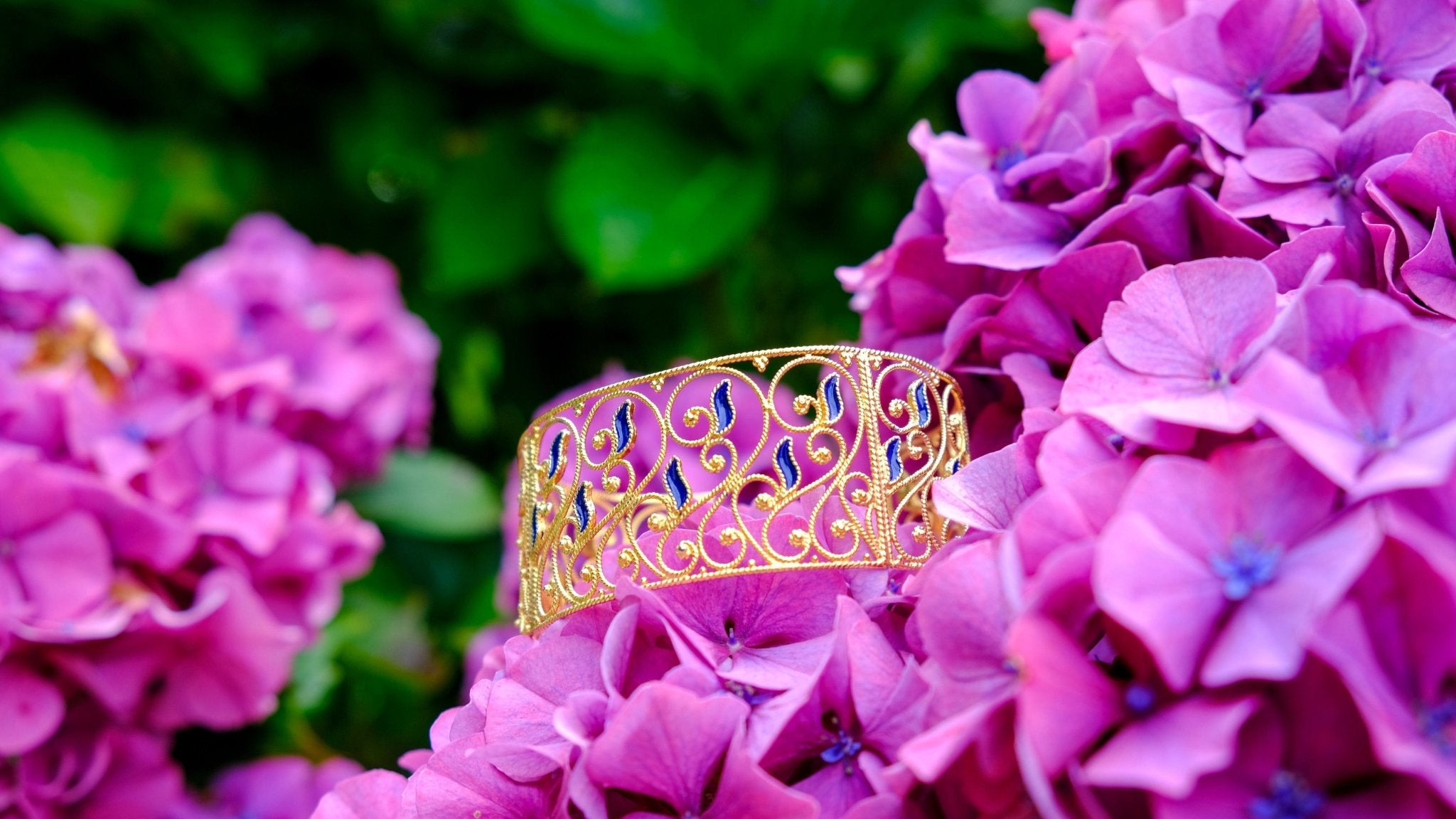 Vergulde filigraan armband met donkerblauw emaille- Dona Aurora