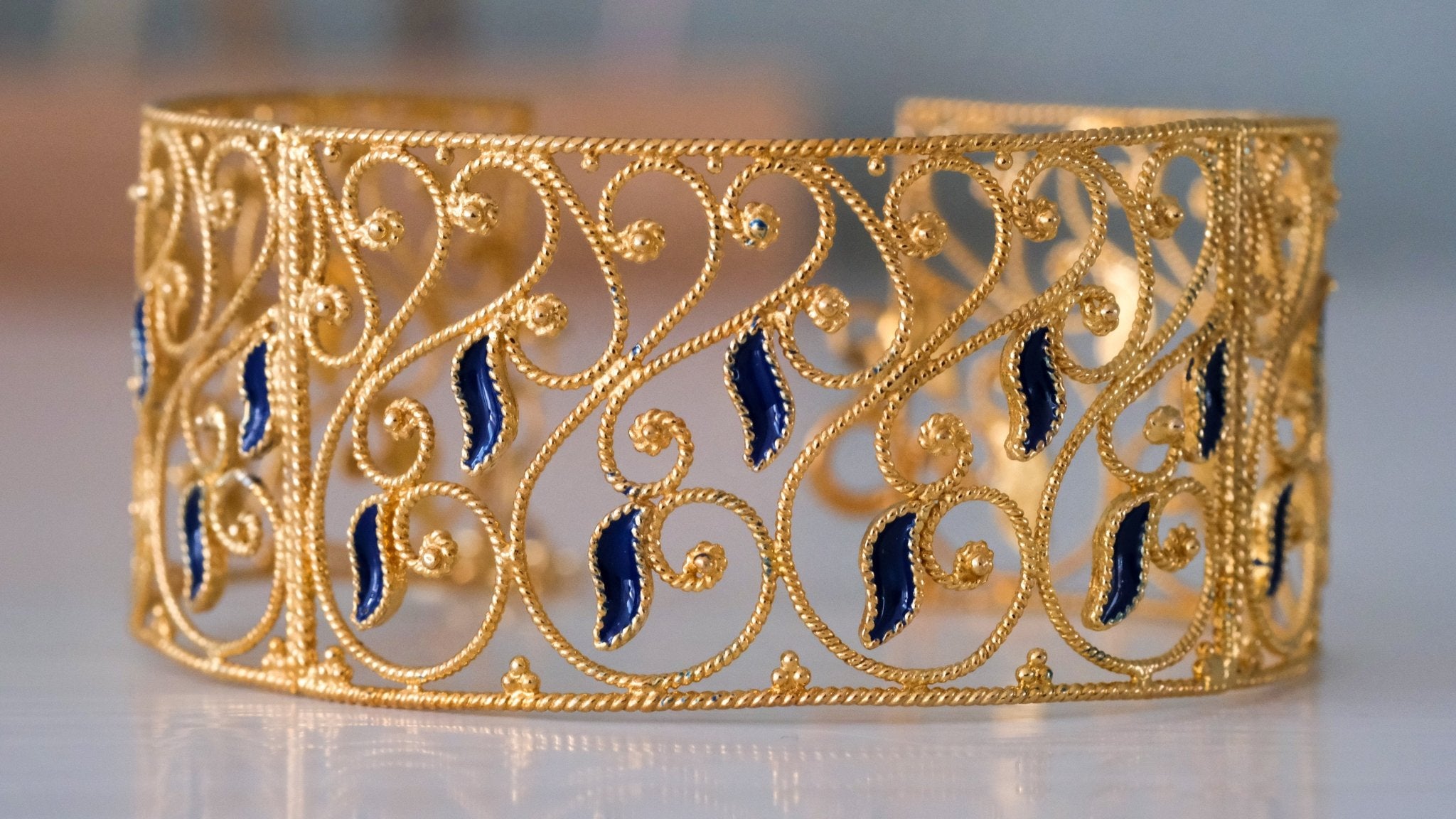 Vergulde filigraan armband met donkerblauw emaille - Dona Aurora