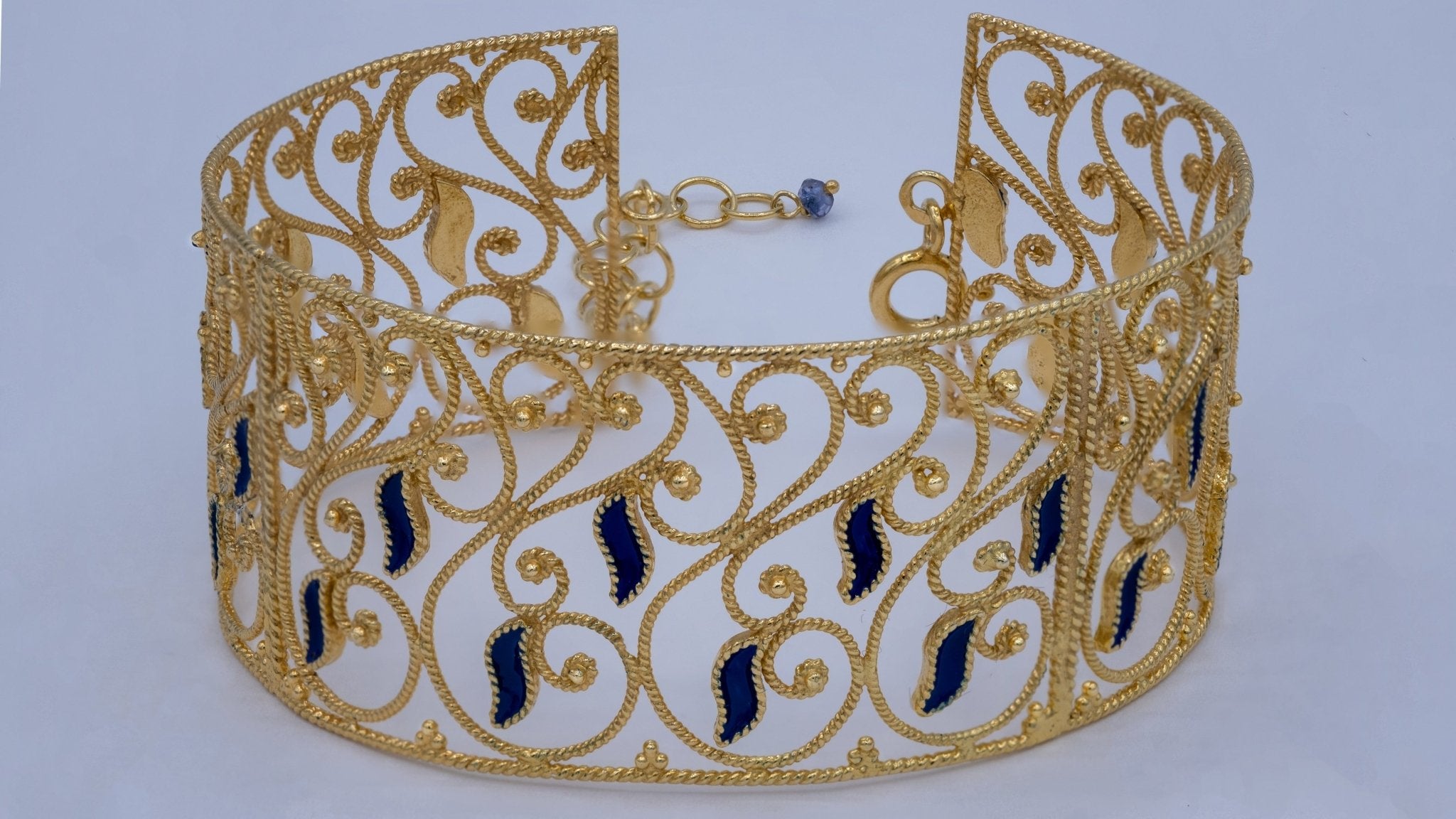 Vergulde filigraan armband met donkerblauw emaille - Dona Aurora