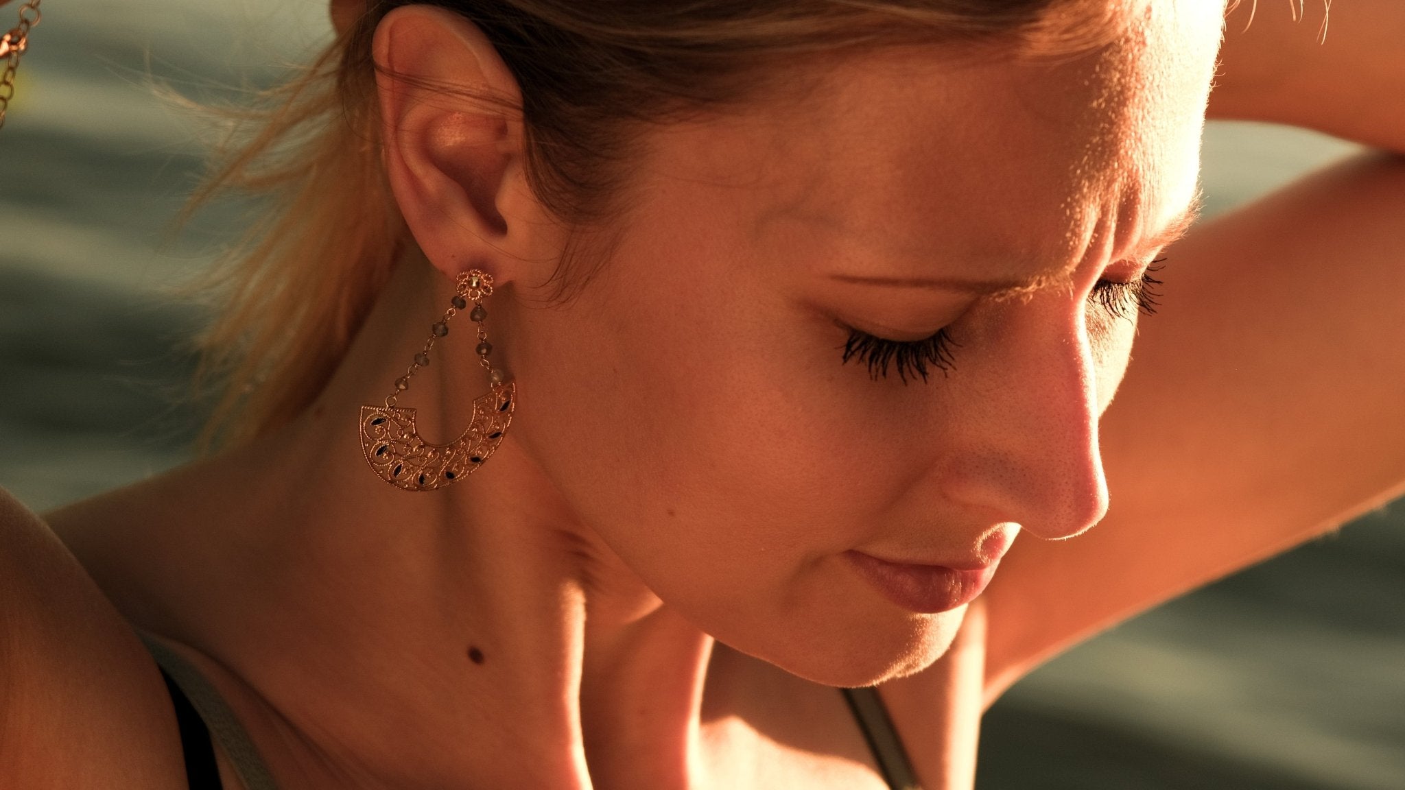 Filigraan oorbellen met loliet - Dona Aurora