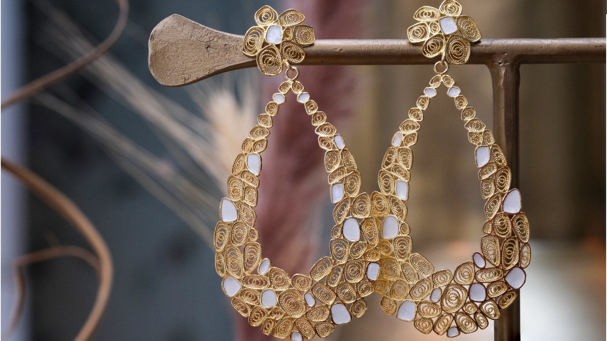 Filigraan oorbellen met wit emaille in druppel - vorm - Dona Aurora