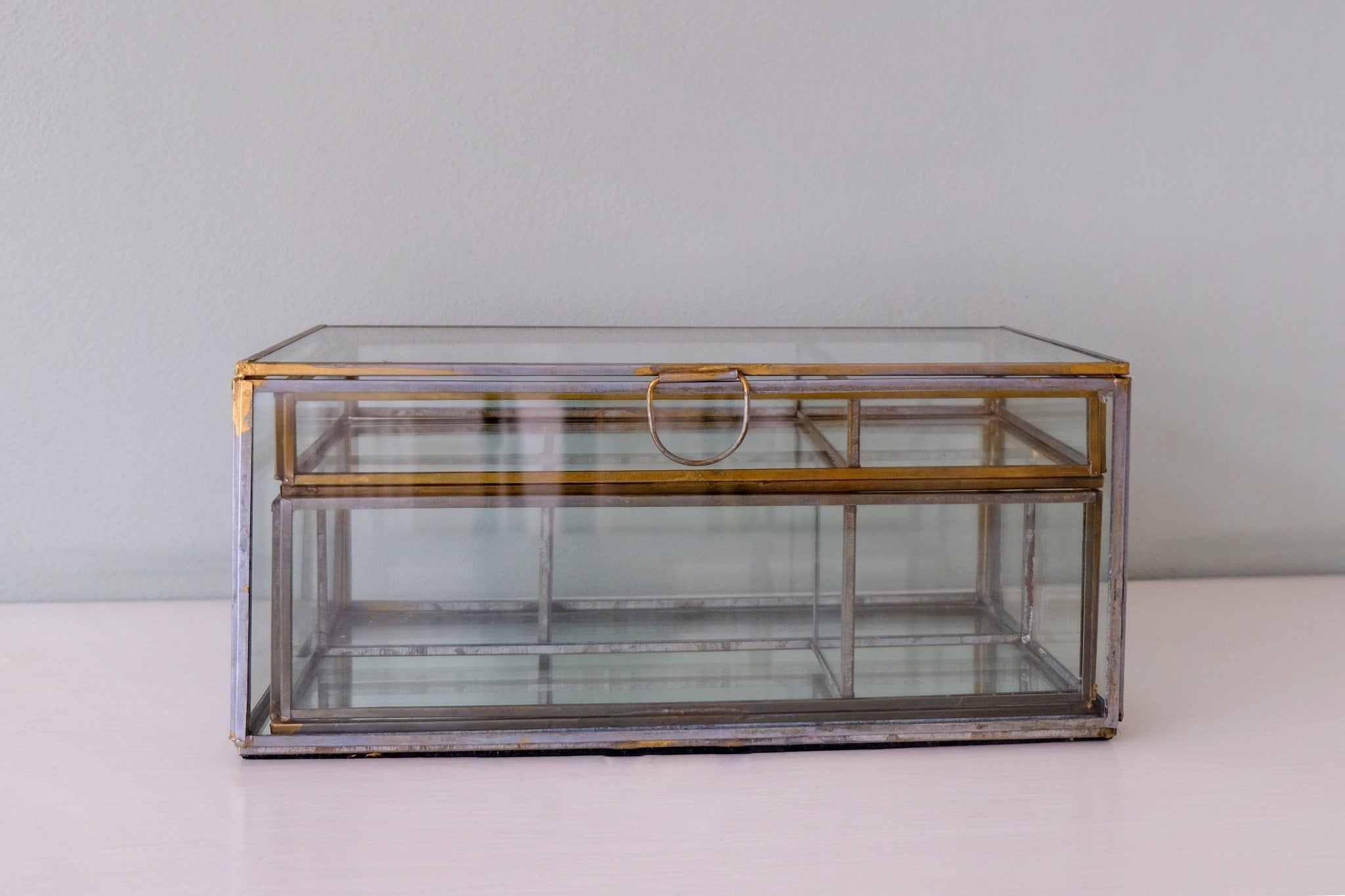 Glazen sieradendoos met uitneembare vakken antiek brass - Dona Aurora