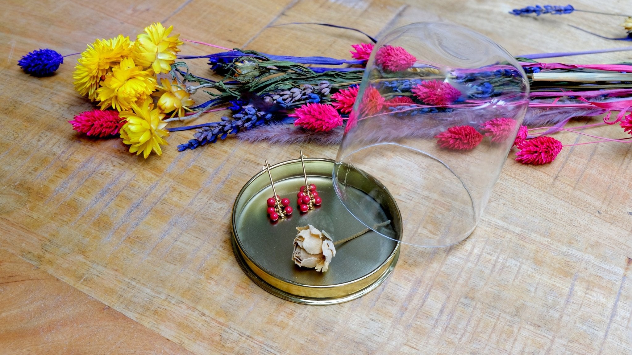 Glazen stolp met gouden schotel - Dona Aurora