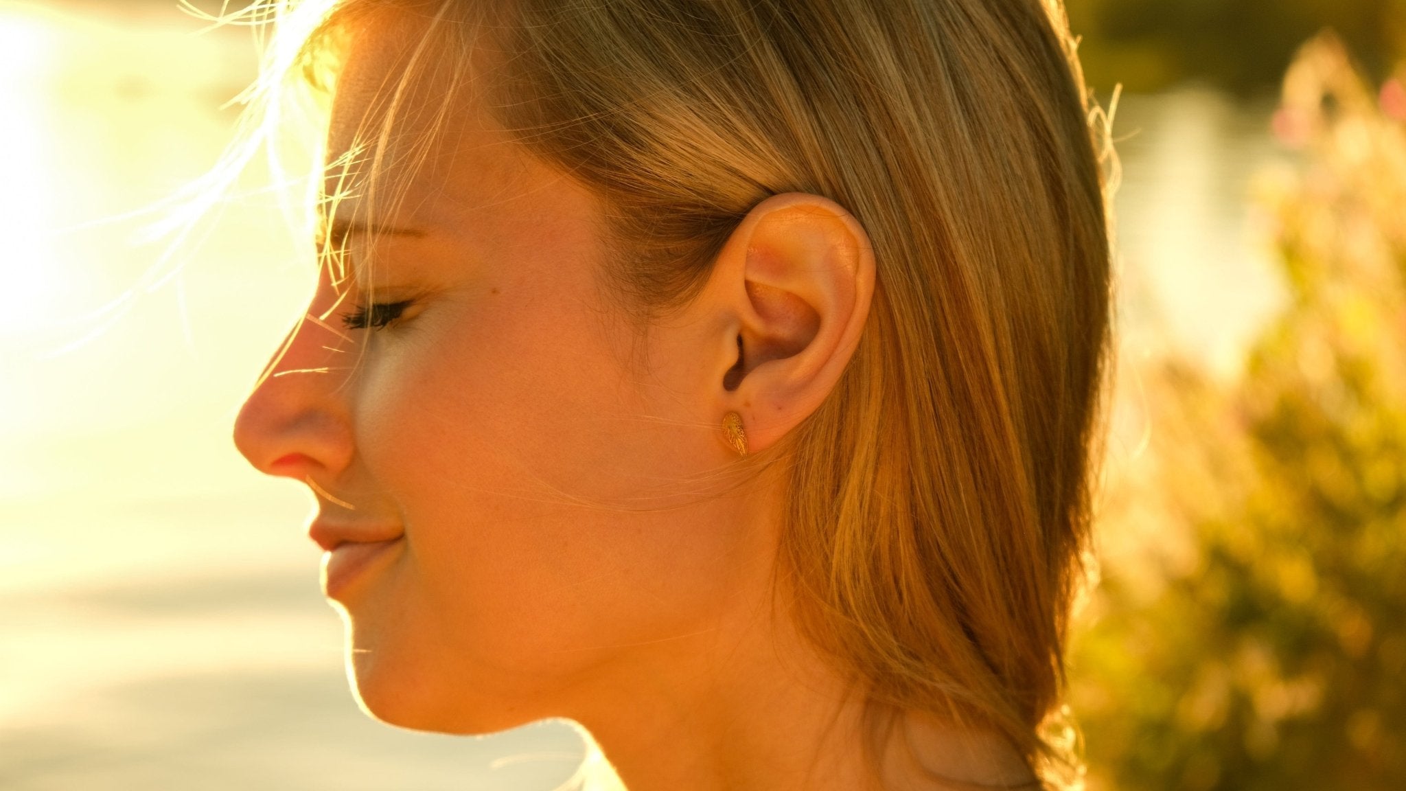 Gouden filigraan blaadjes oorbellen - Dona Aurora