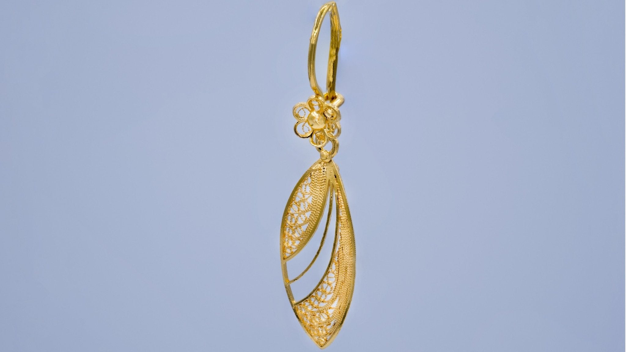 Gouden filigraan oorbellen met bloem - Dona Aurora