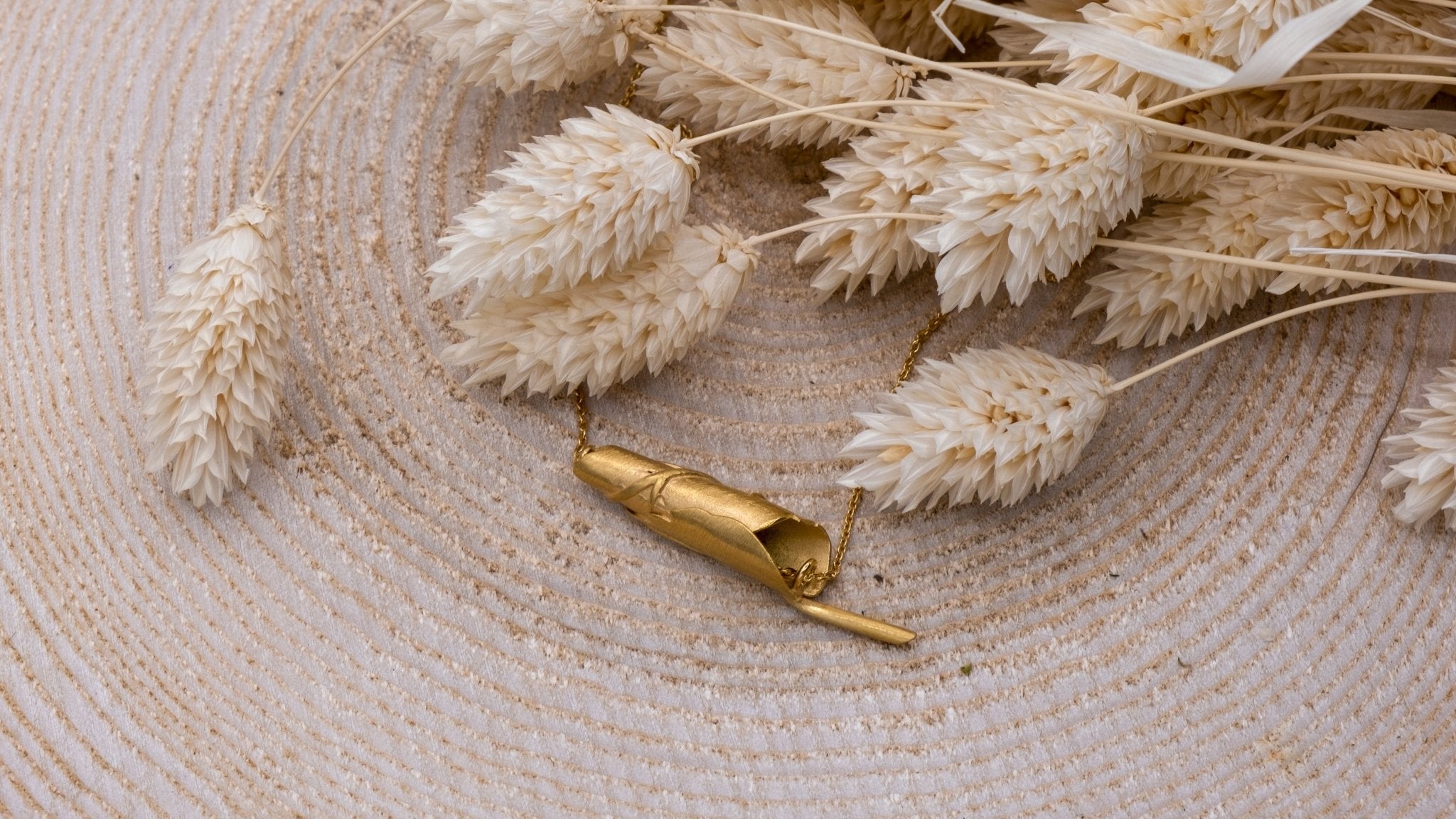 Vergulde ketting met blaadjes hanger - Dona Aurora