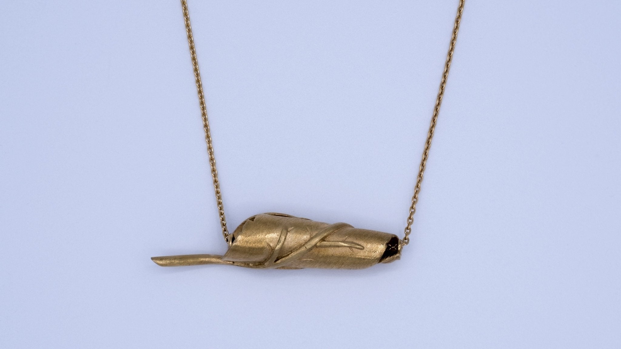 Vergulde ketting met blaadjes hanger - Dona Aurora