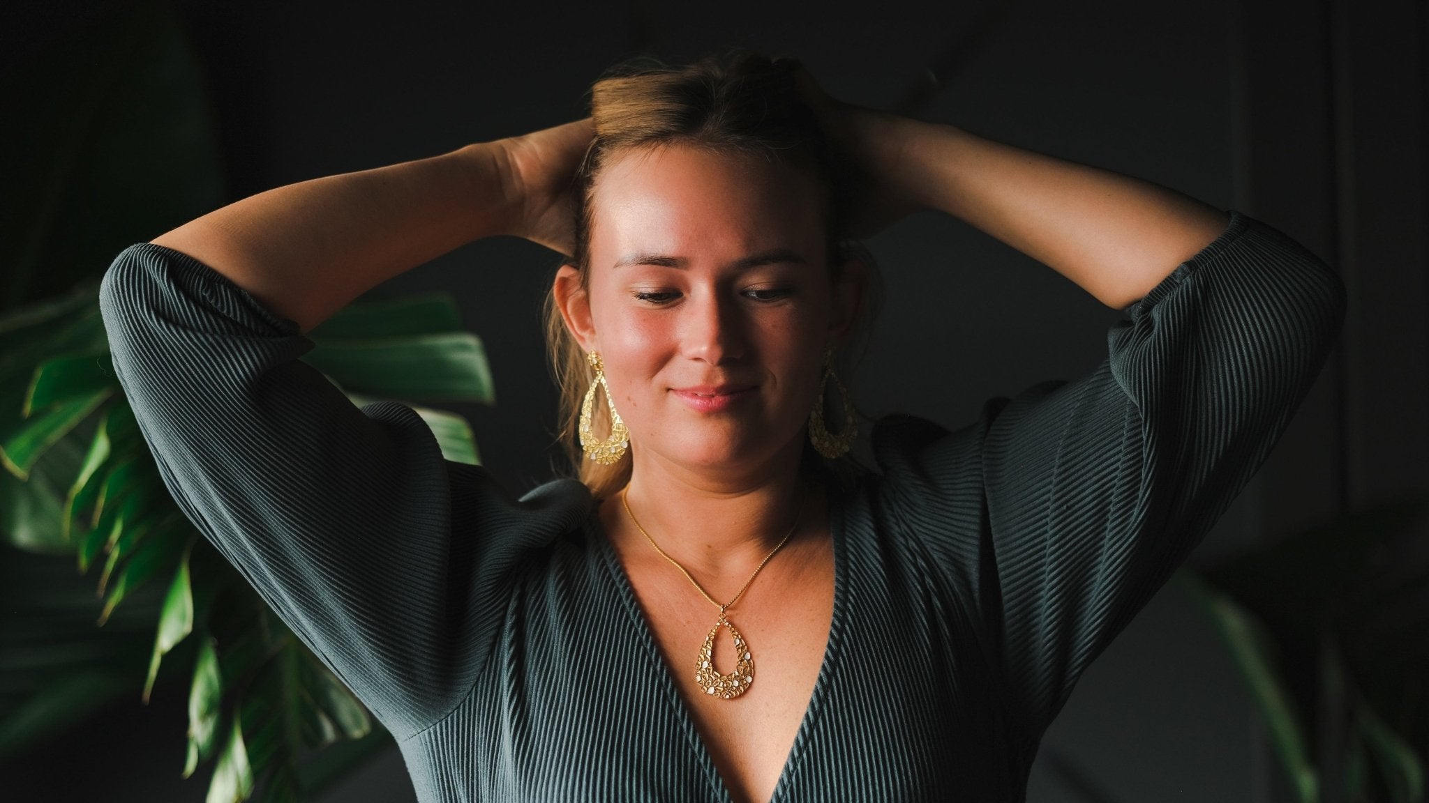 Ketting met filigraan en wit emaille druppel - Dona Aurora