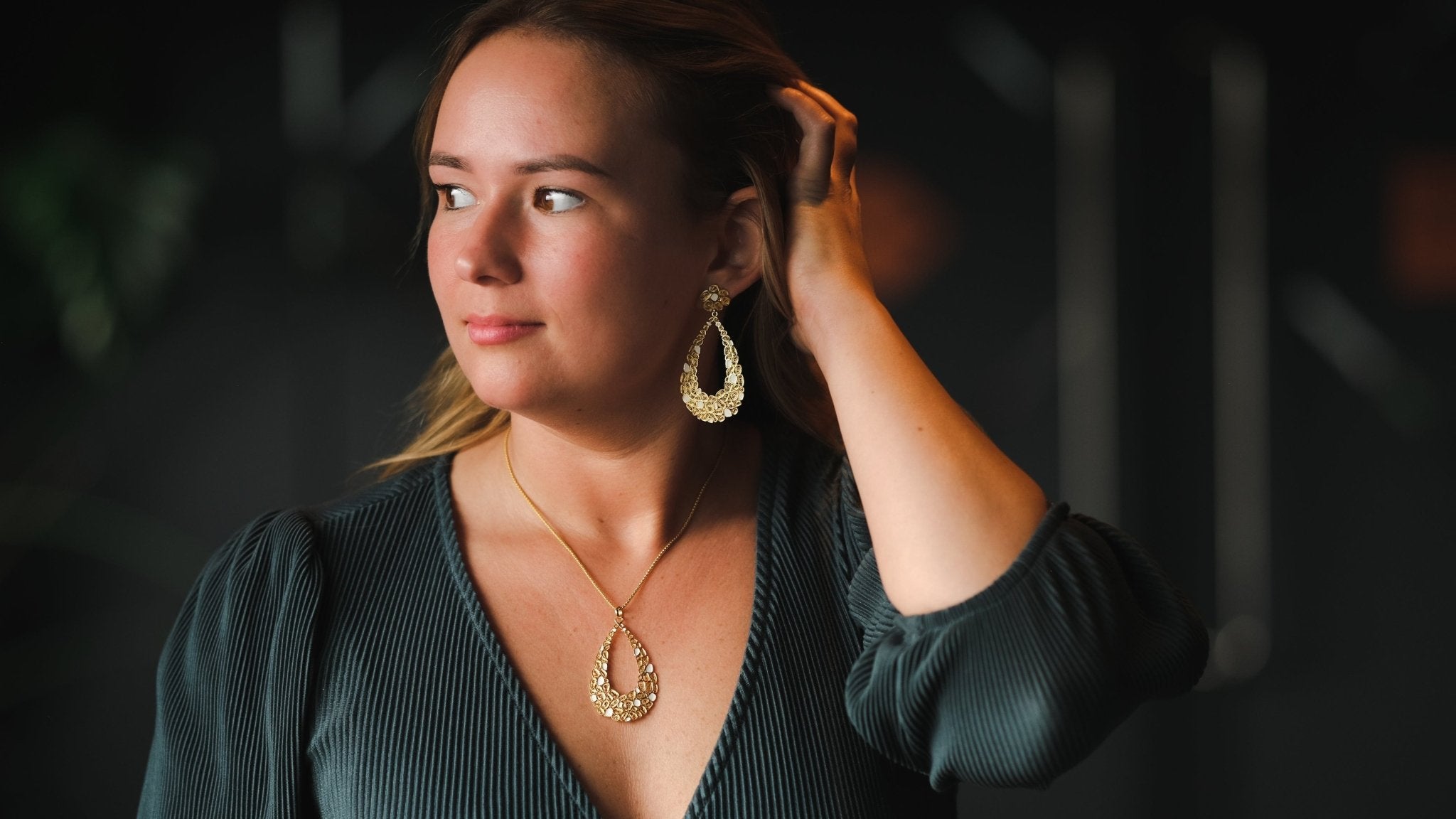 Ketting met filigraan en wit emaille druppel - Dona Aurora