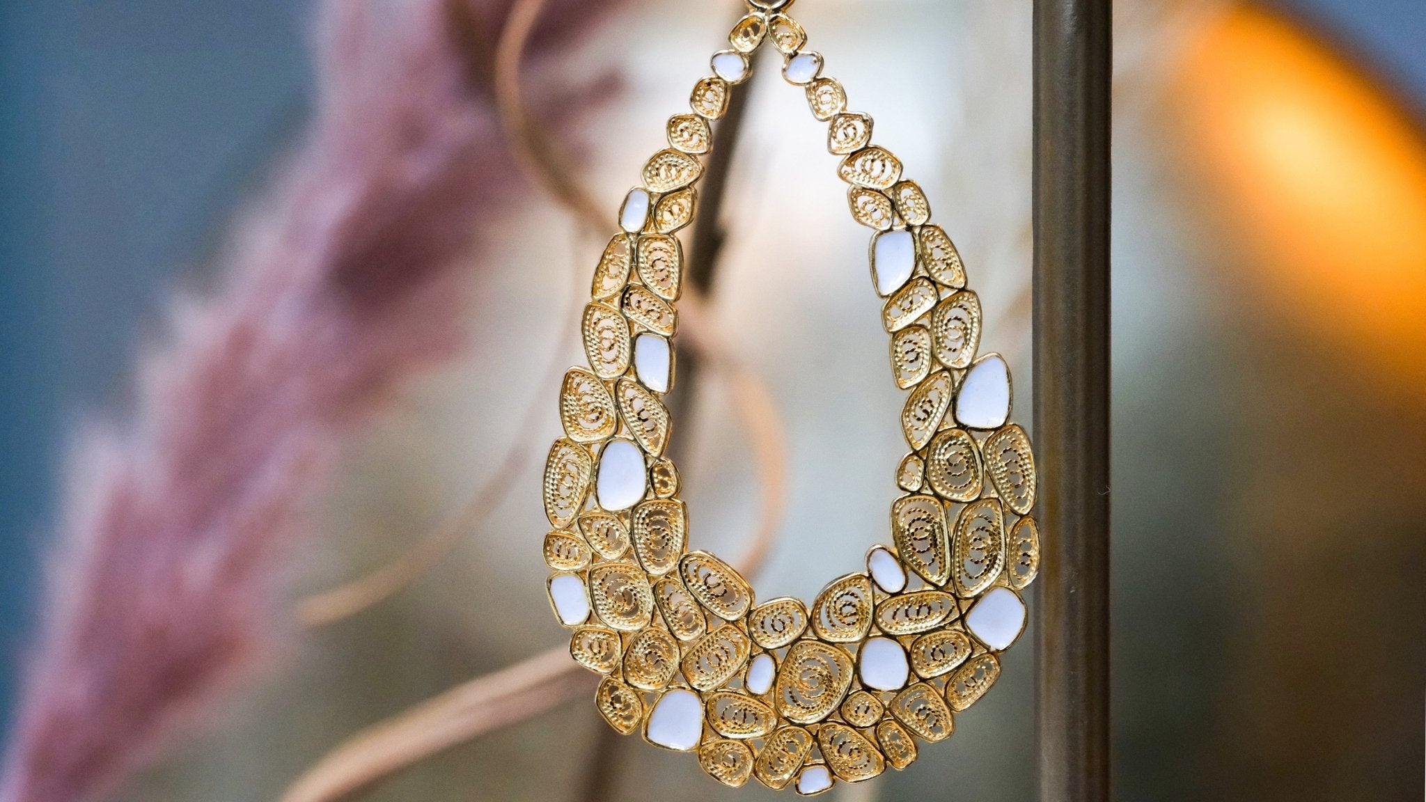 Ketting met filigraan en wit emaille druppel - Dona Aurora