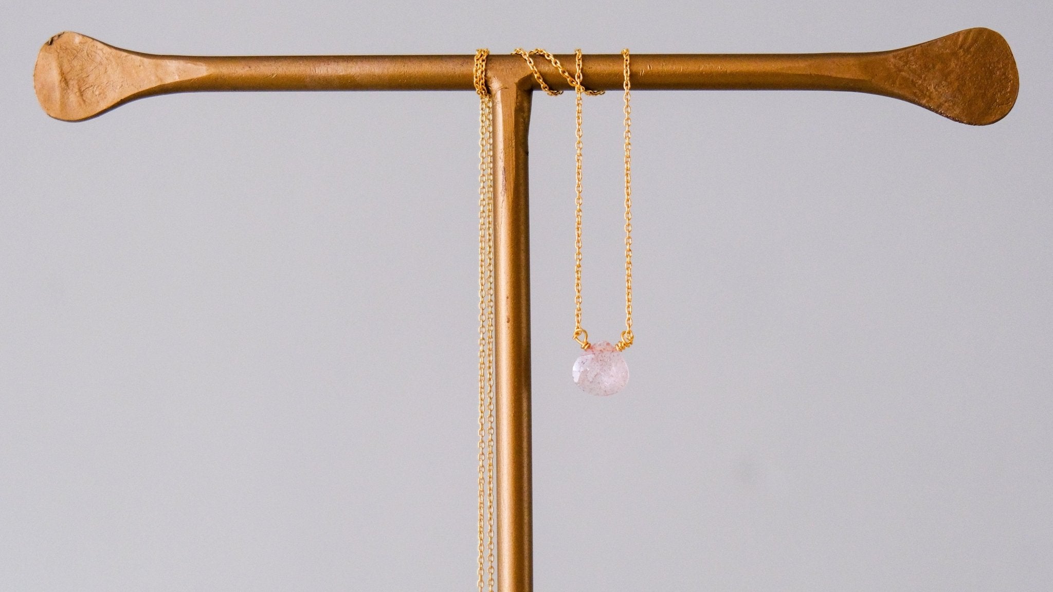 Ketting met roze aardbeienkwarts edelsteen in druppelvorm - Dona Aurora