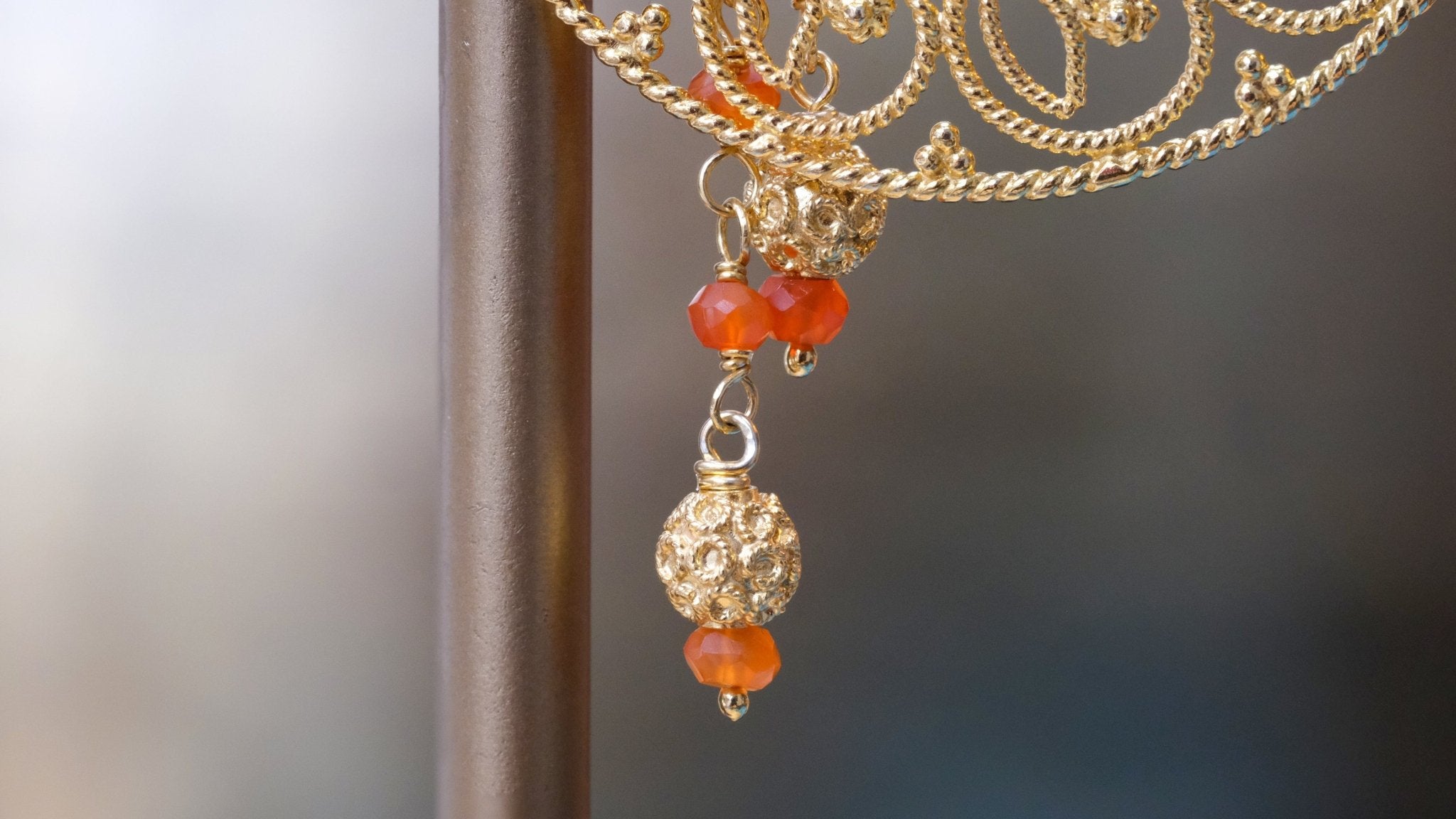 Ketting met vergulde filigraan hanger en carneool edelstenen - Dona Aurora