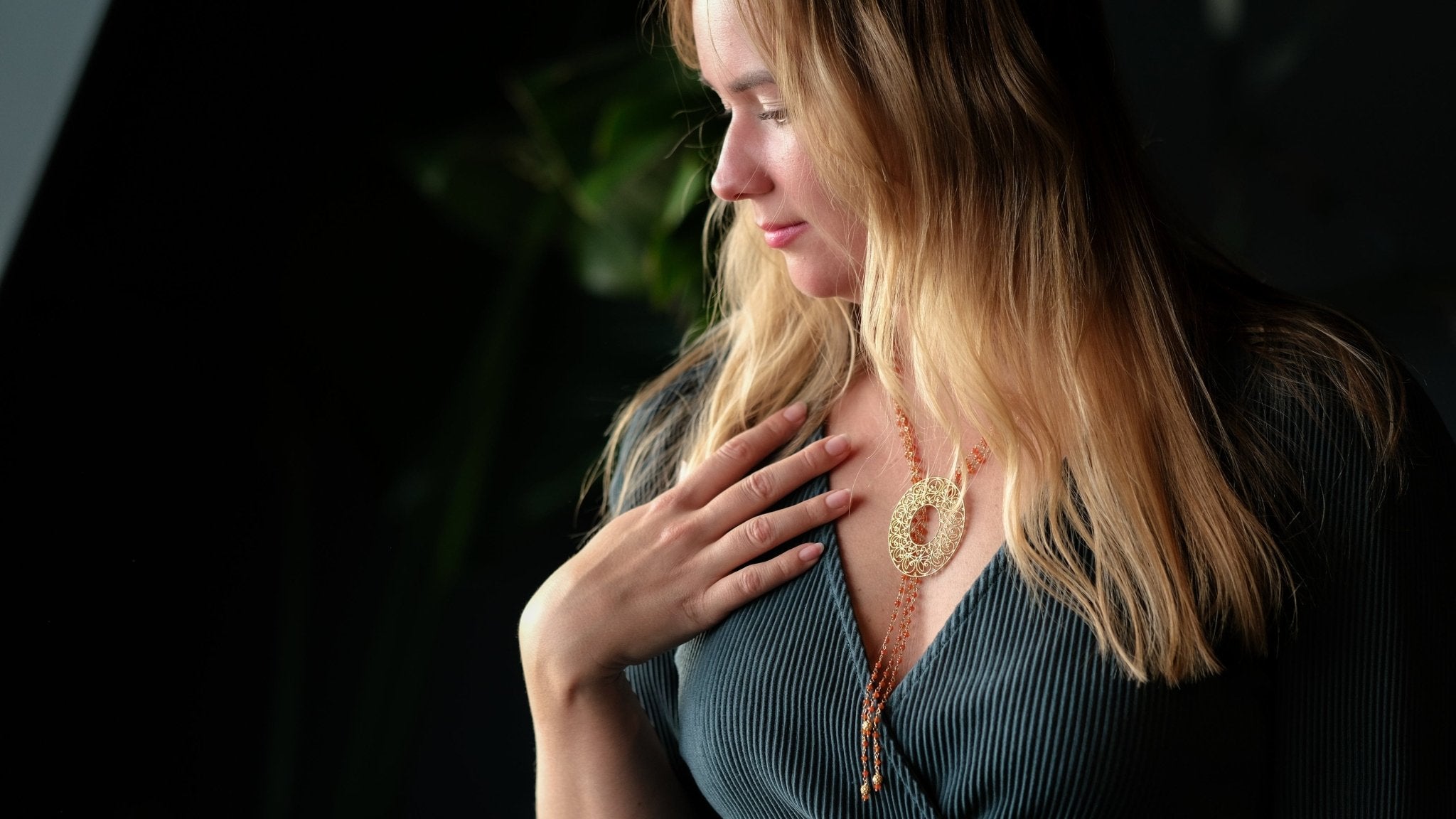 Ketting met vergulde filigraan hanger en carneool edelstenen - Dona Aurora