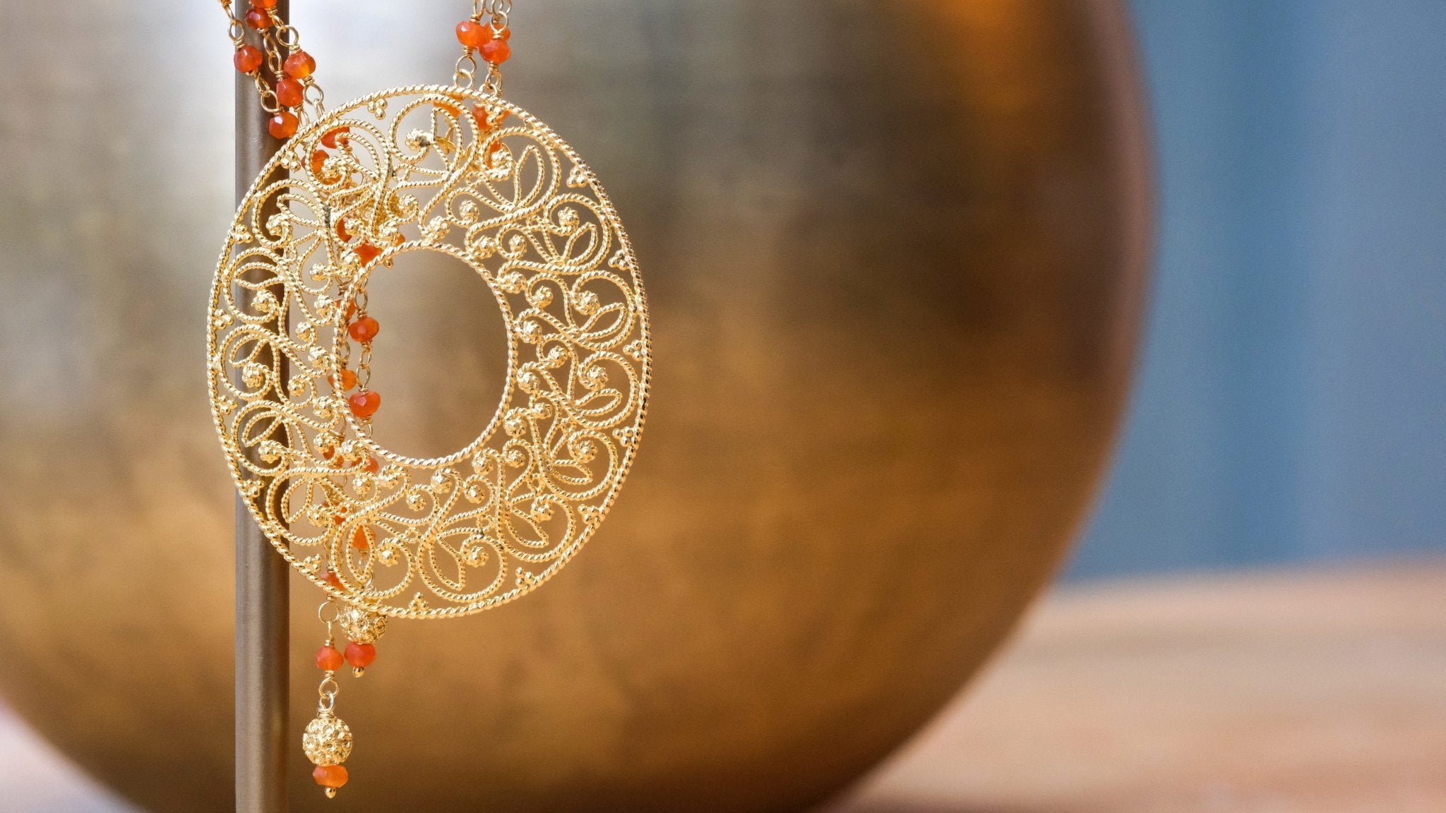 Ketting met vergulde filigraan hanger en carneool edelstenen - Dona Aurora