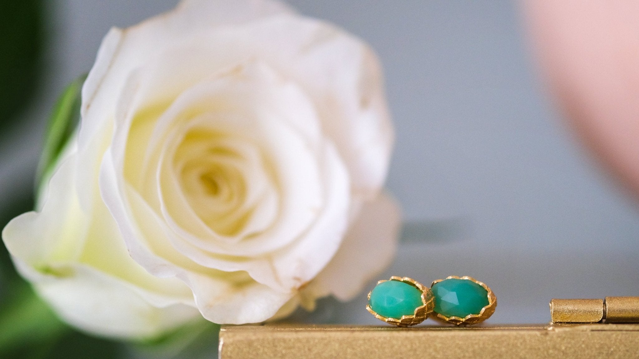 Kleine ovale oorbellen met chrysopraas edelsteen - Dona Aurora