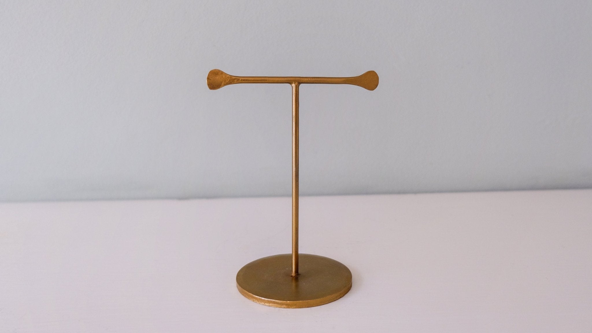 Kleine sieradenstandaard van antiek brass - Dona Aurora