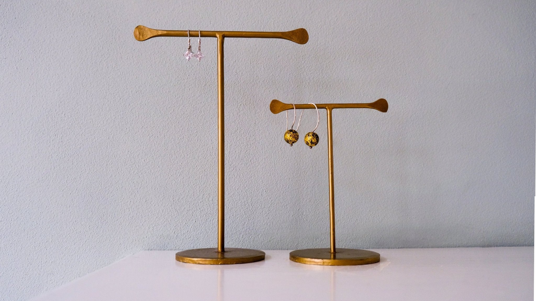 Kleine sieradenstandaard van antiek brass - Dona Aurora