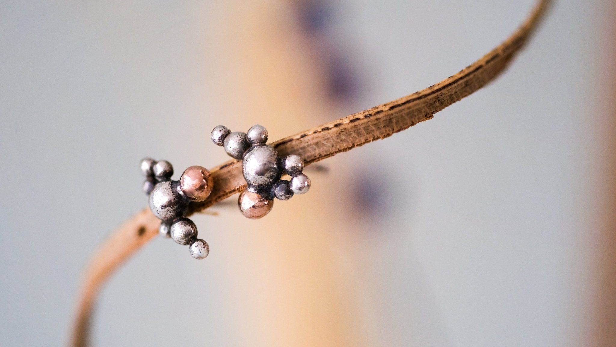 Kleine zilveren oorbellen met bubbels - Dona Aurora