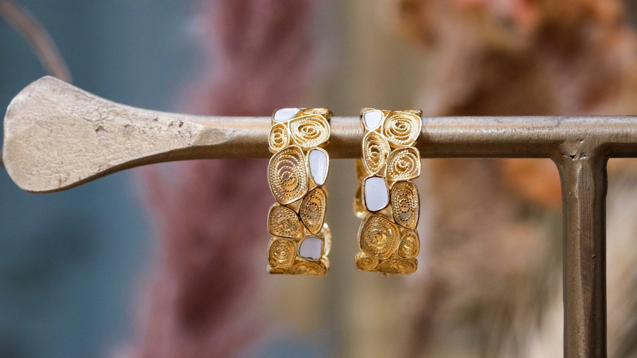 Oorringen met filigraan en wit emaille - Dona Aurora