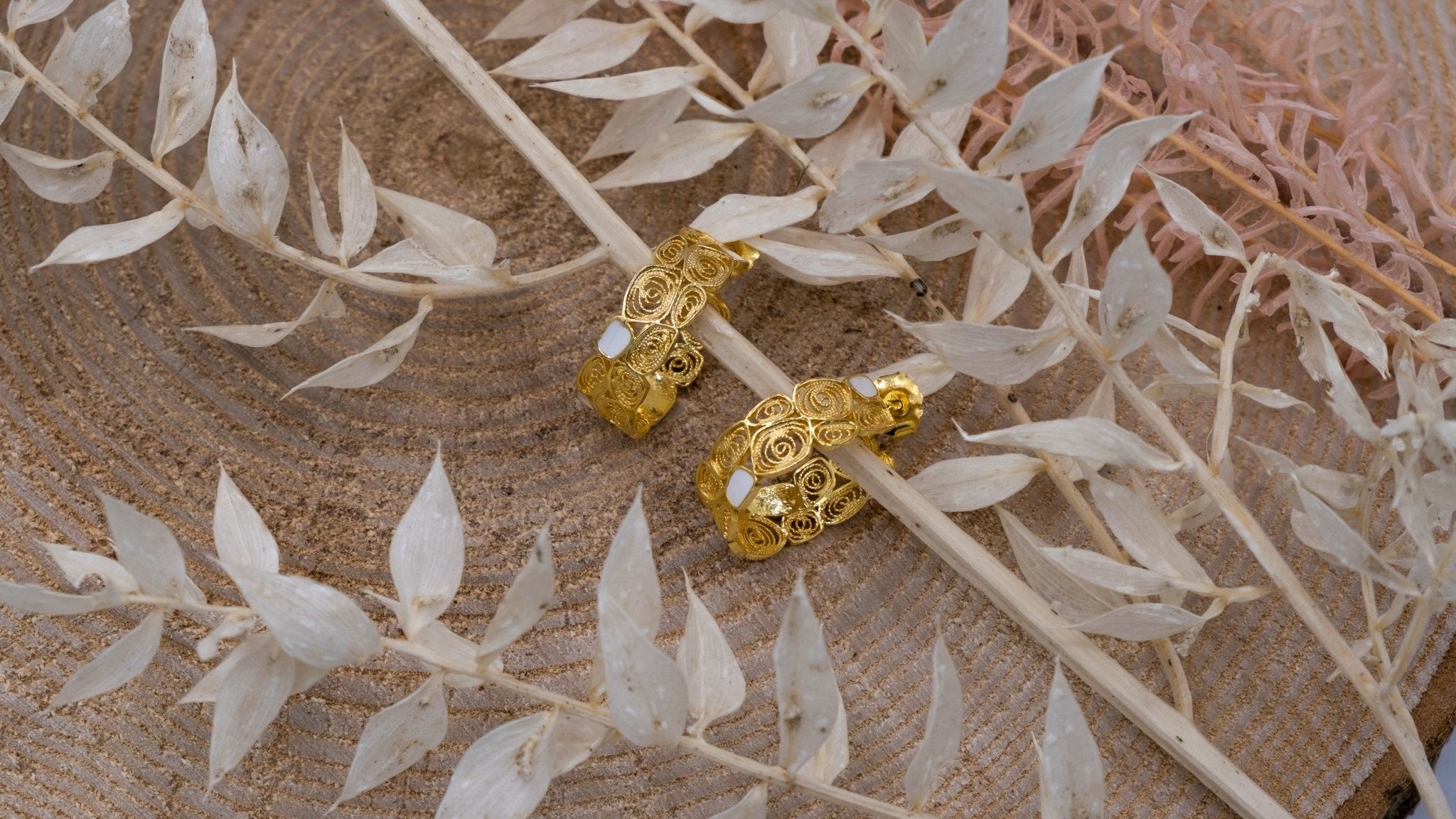 Oorringen met filigraan en wit emaille - Dona Aurora