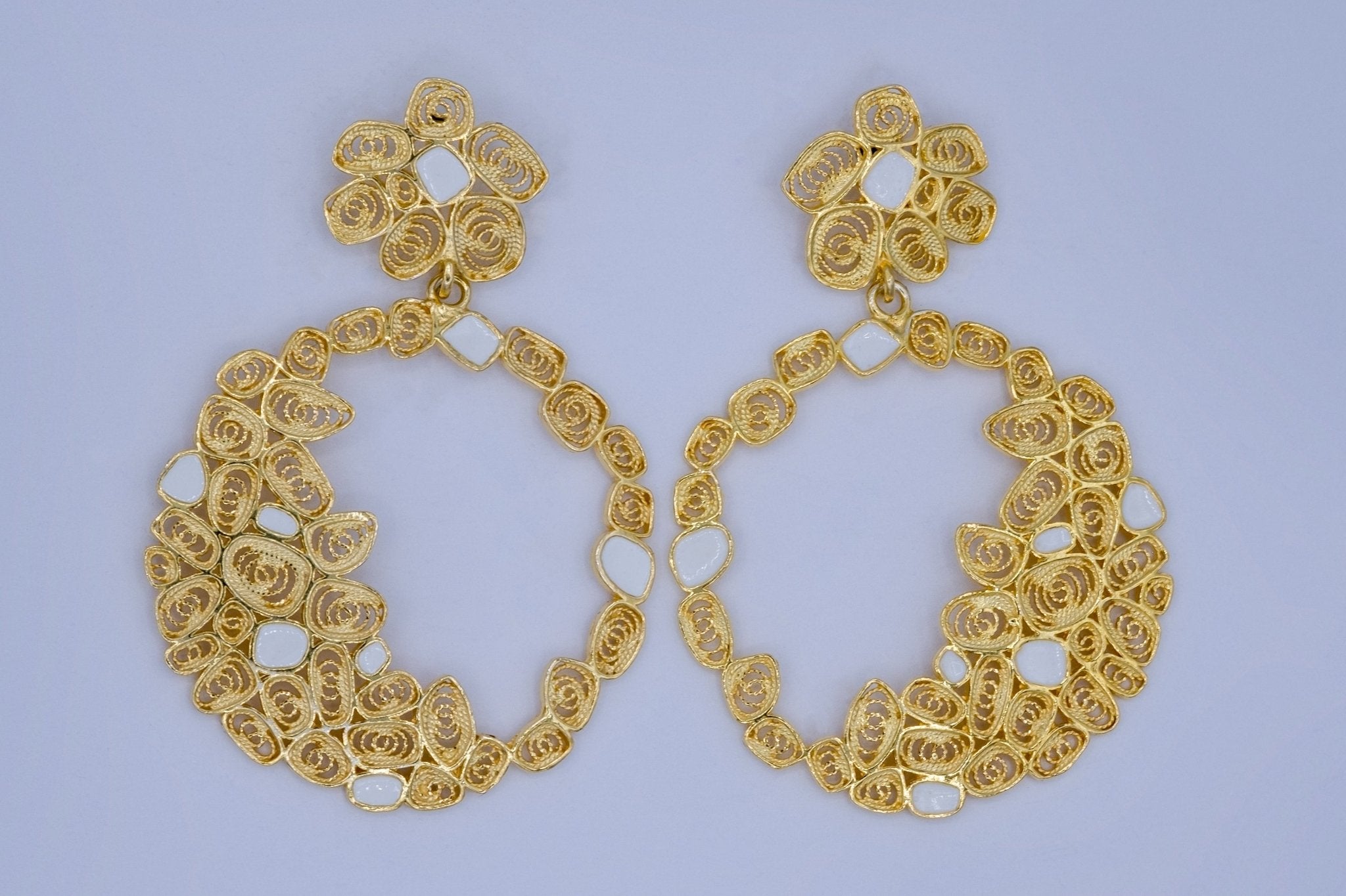 Ronde filigraan oorbellen met wit emaille - Dona Aurora