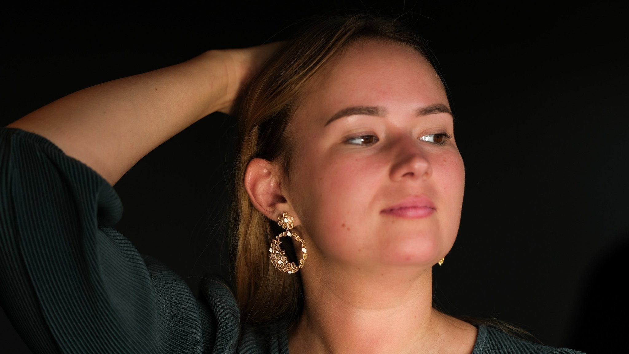 Ronde filigraan oorbellen met wit emaille - Dona Aurora