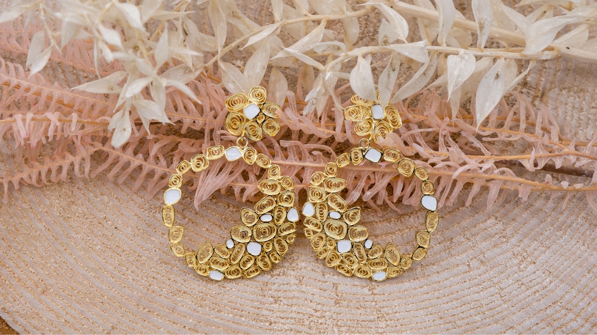 Ronde filigraan oorbellen met wit emaille - Dona Aurora