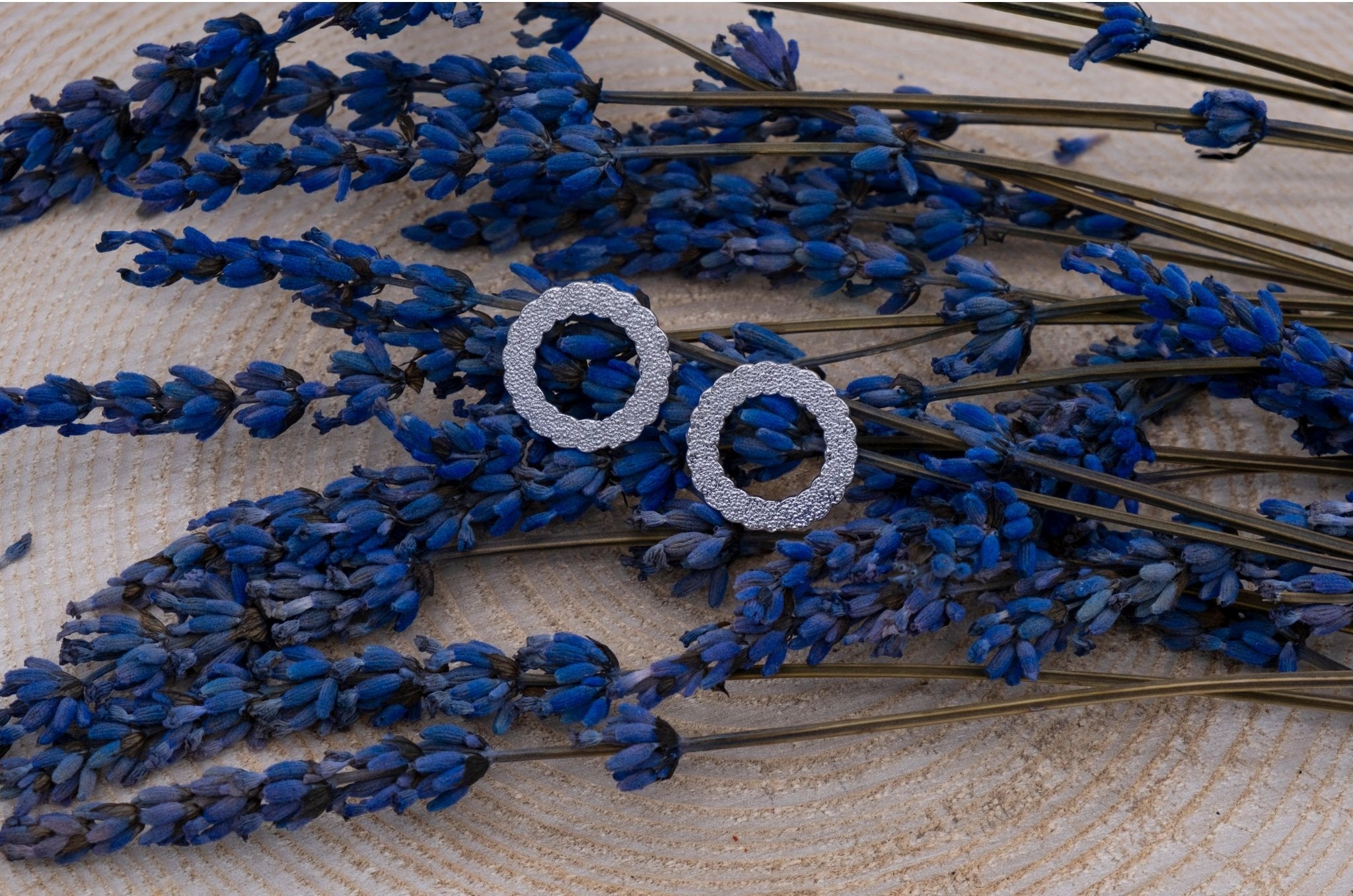 Ronde, zilveren oorbellen - Dona Aurora