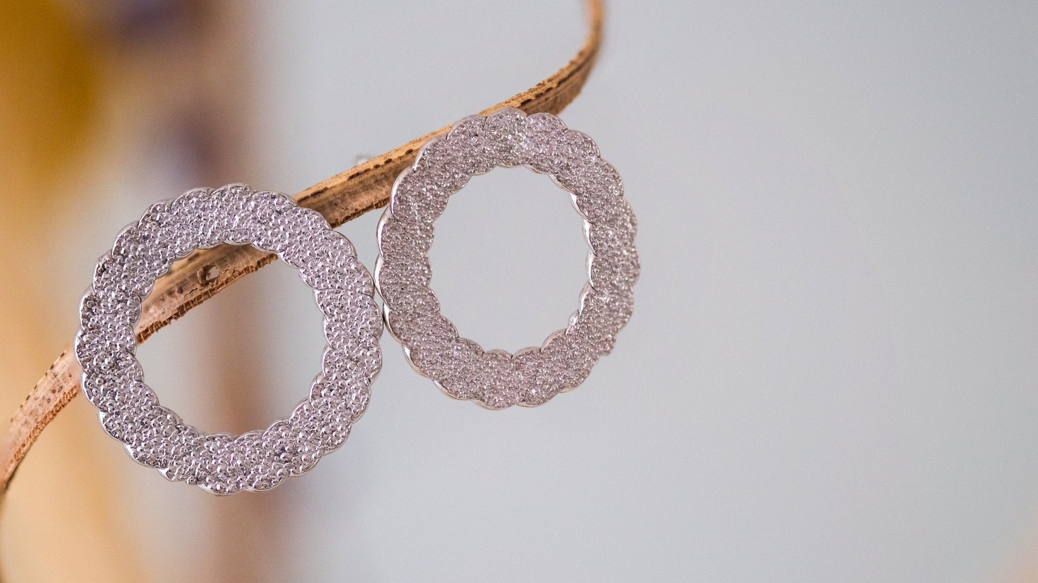 Ronde, zilveren oorbellen - Dona Aurora