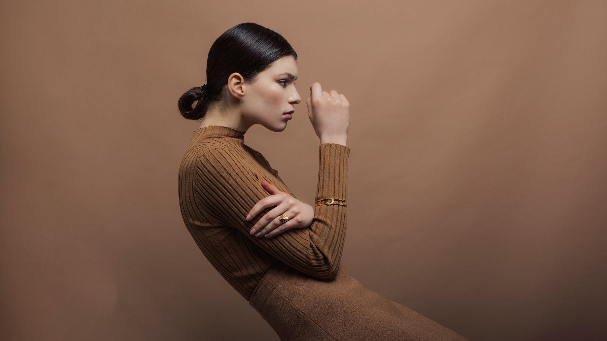 Vergulde designer ring met zwarte pyriet steen - Dona Aurora