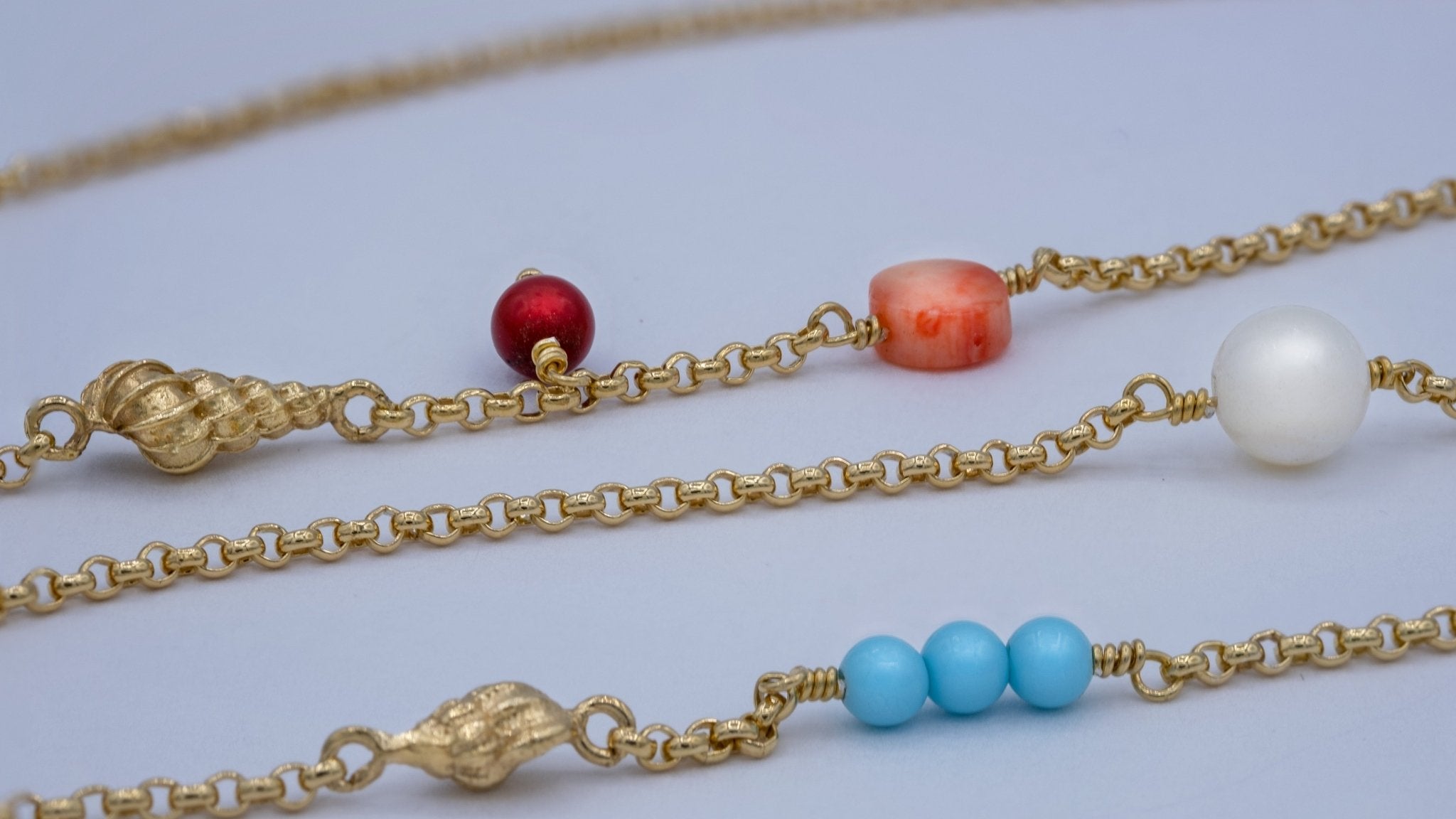 Vergulde lange ketting met edelstenen, parels en schelpjes - Dona Aurora