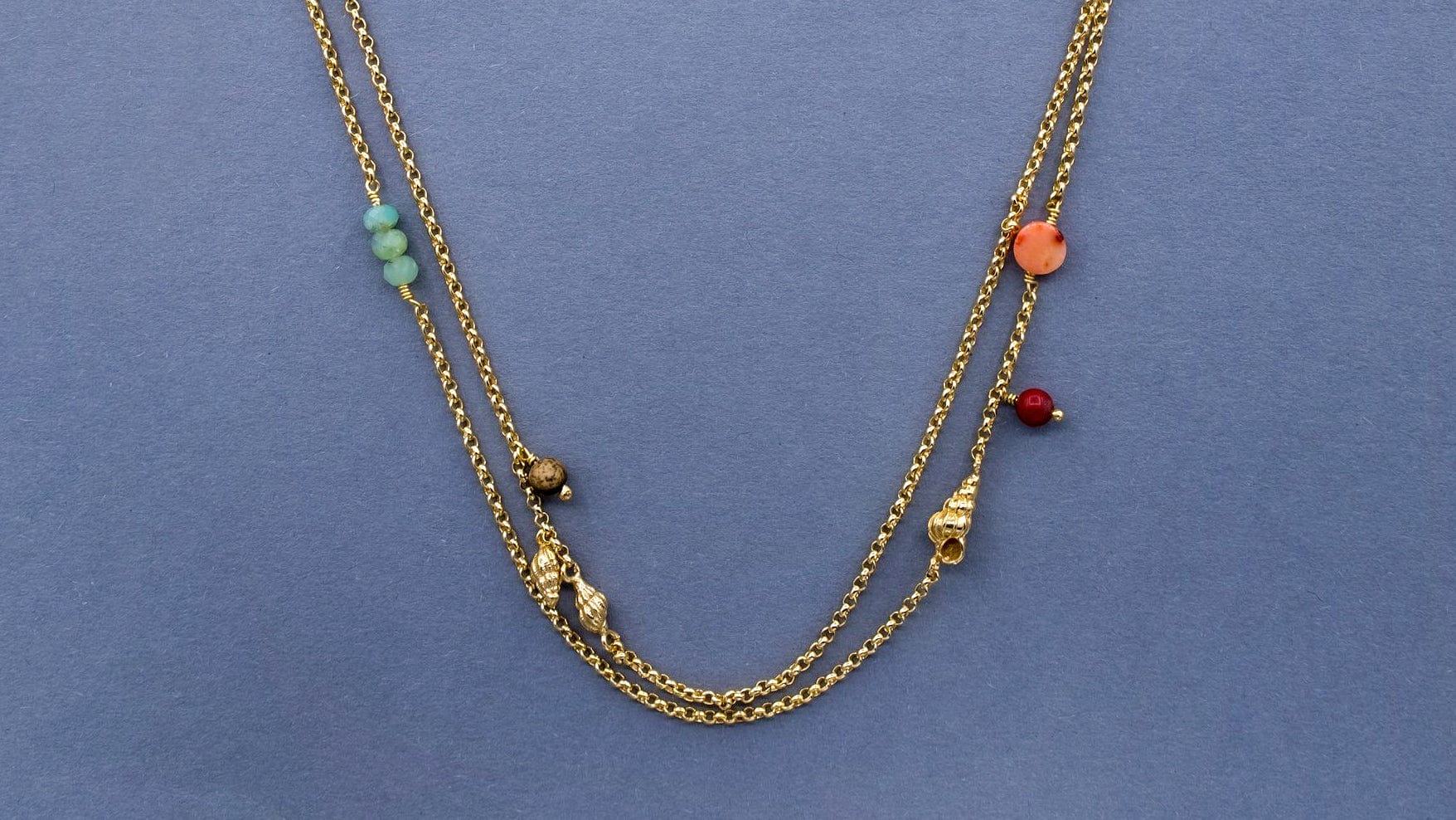 Vergulde lange ketting met edelstenen, parels en schelpjes - Dona Aurora