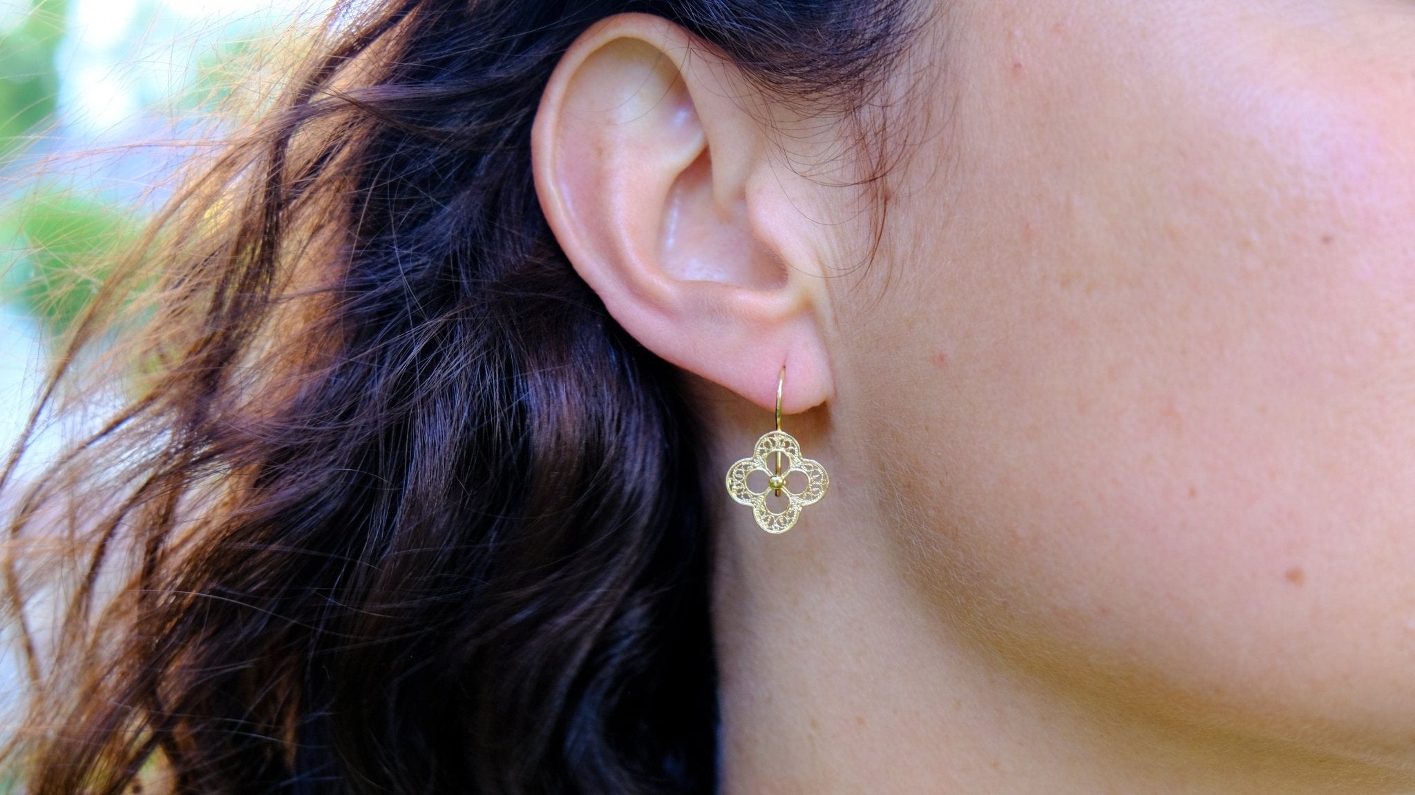 Vergulde oorbellen met filigraan klavertje - Dona Aurora