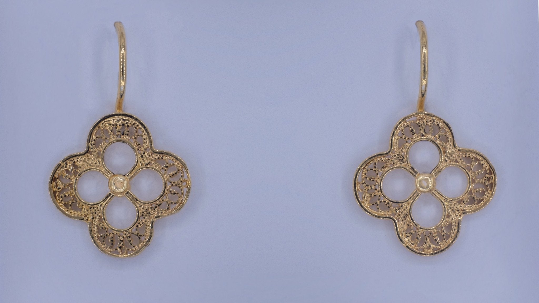 Vergulde oorbellen met filigraan klavertje - Dona Aurora