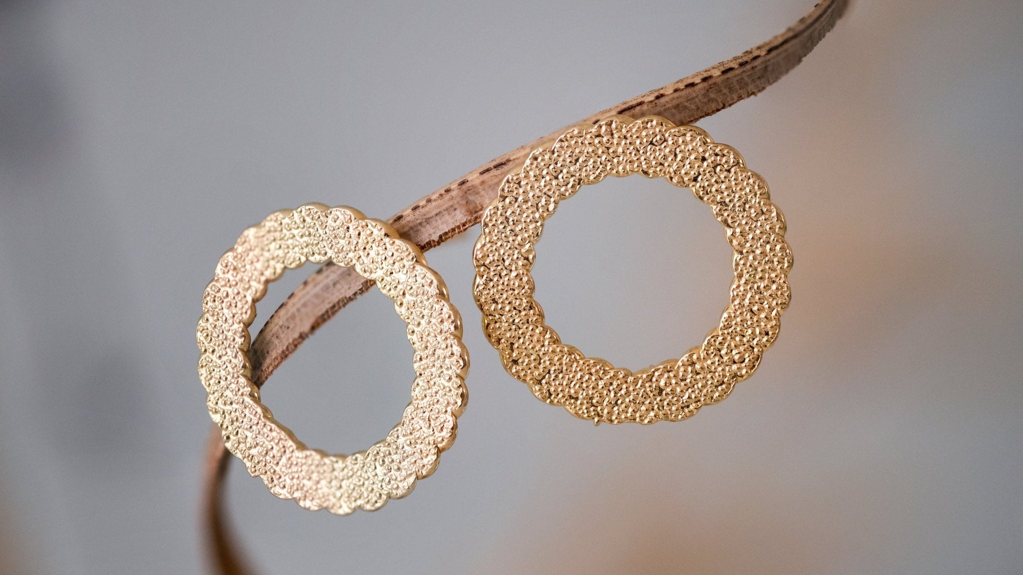 Vergulde ronde oorbellen - Dona Aurora