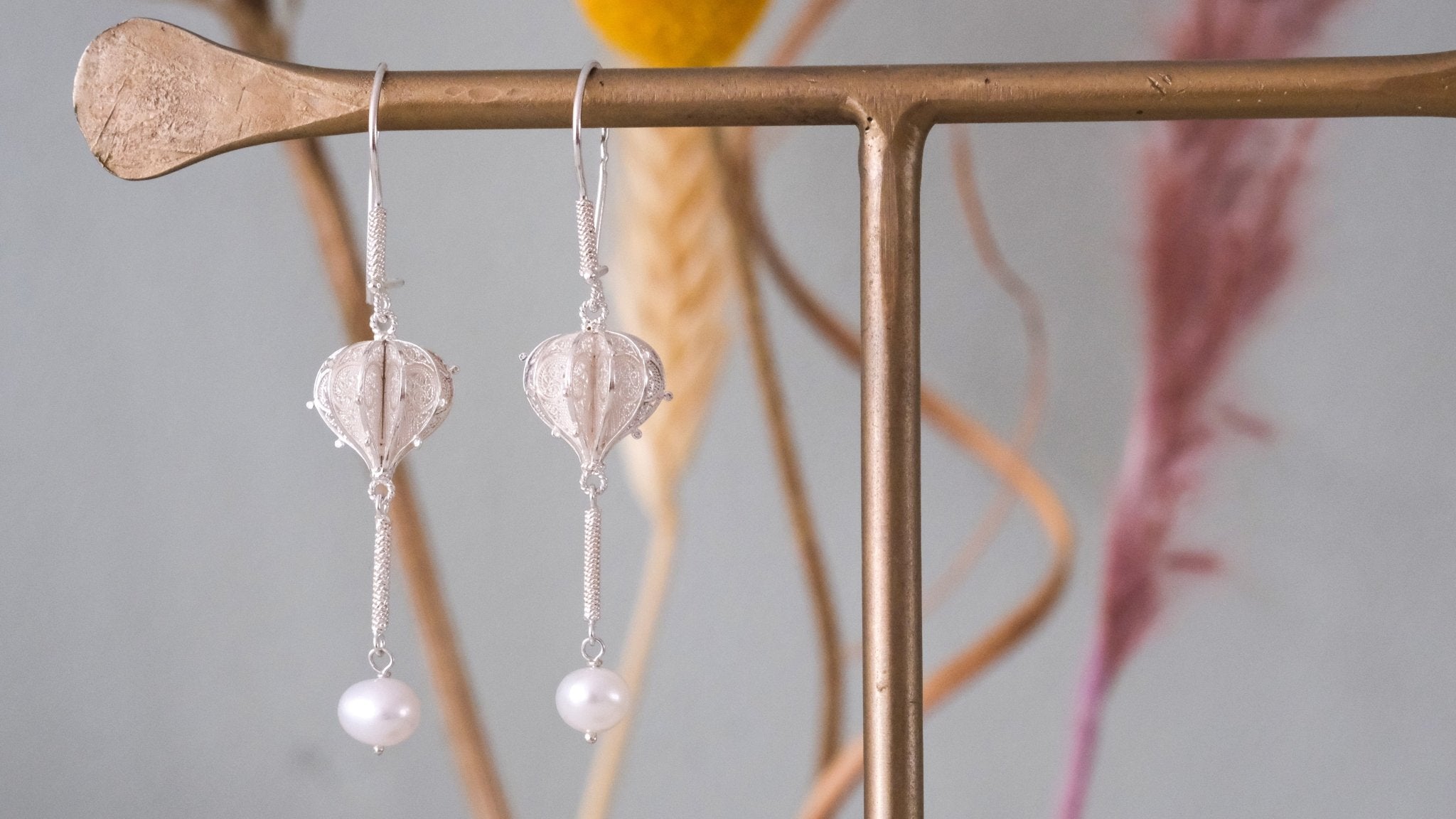 Zilveren hangoorbellen met filigraan en parel - Dona Aurora