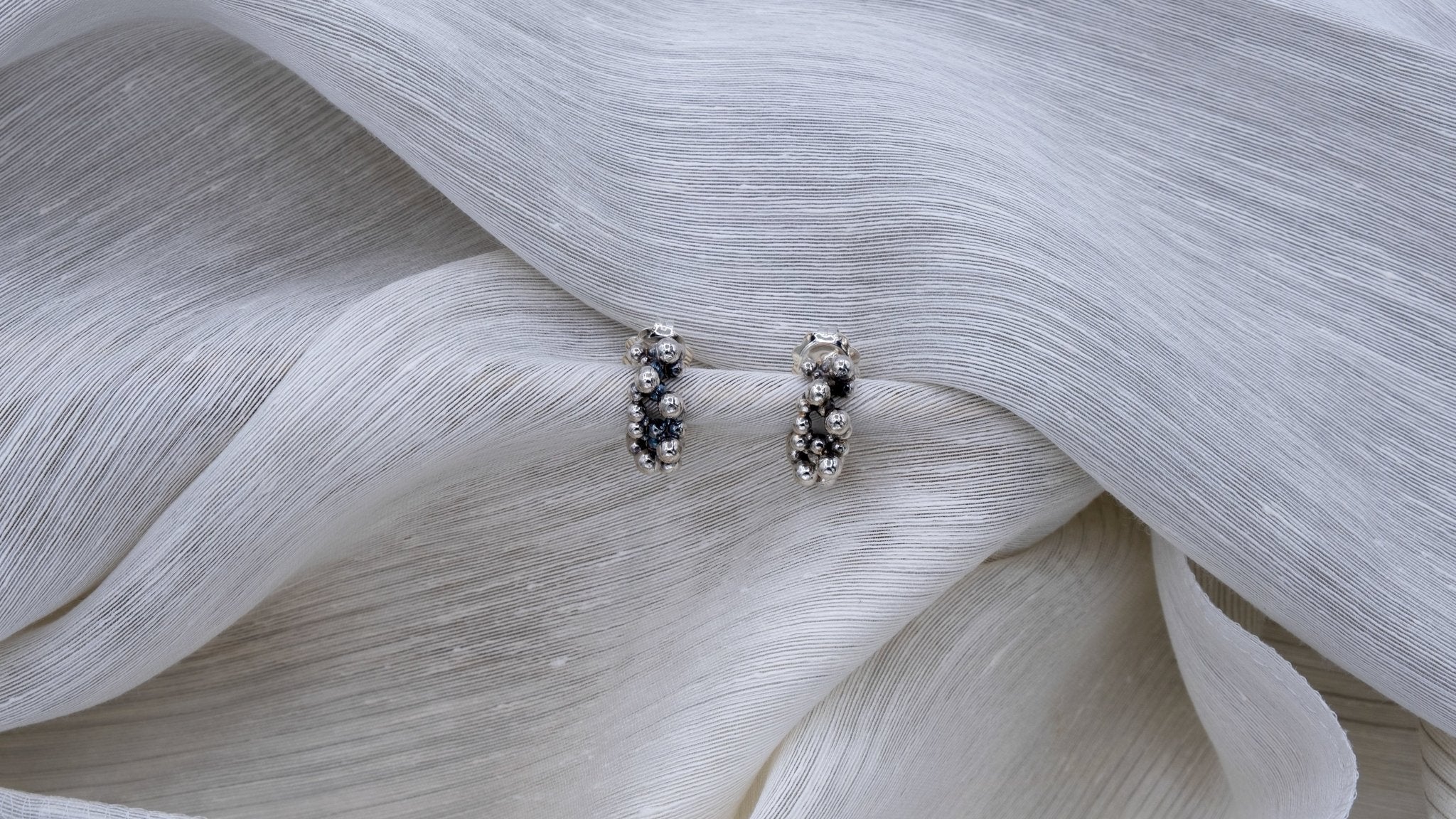 Zilveren oorringen met bubbels - Dona Aurora