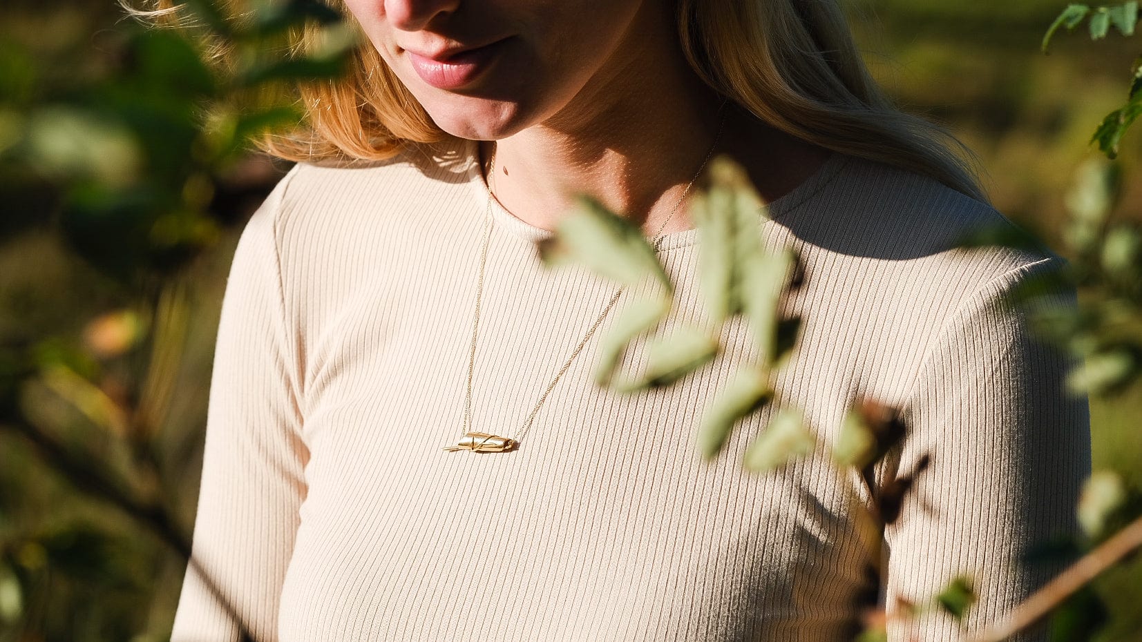 Vergulde ketting met blaadjes hanger - Dona Aurora