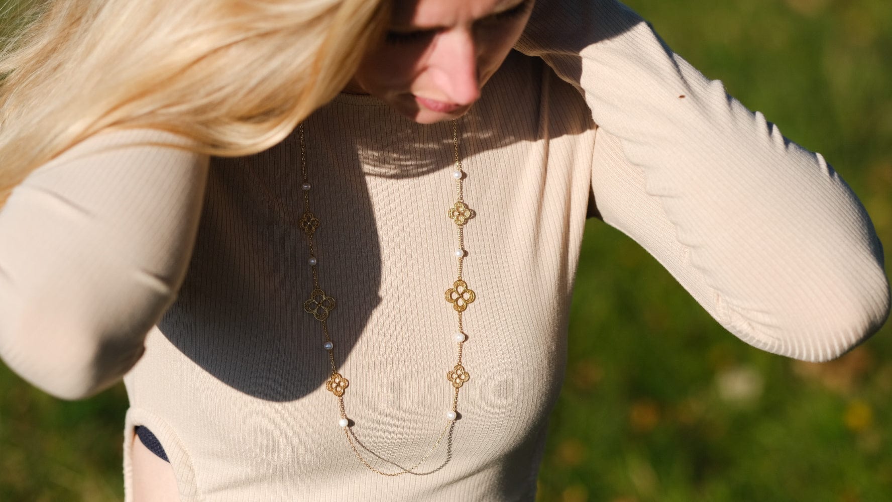 Vergulde lange ketting met filigraan en parels - Dona Aurora