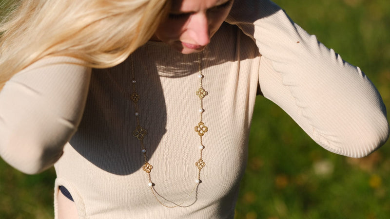 Vergulde lange ketting met filigraan en parels Nana