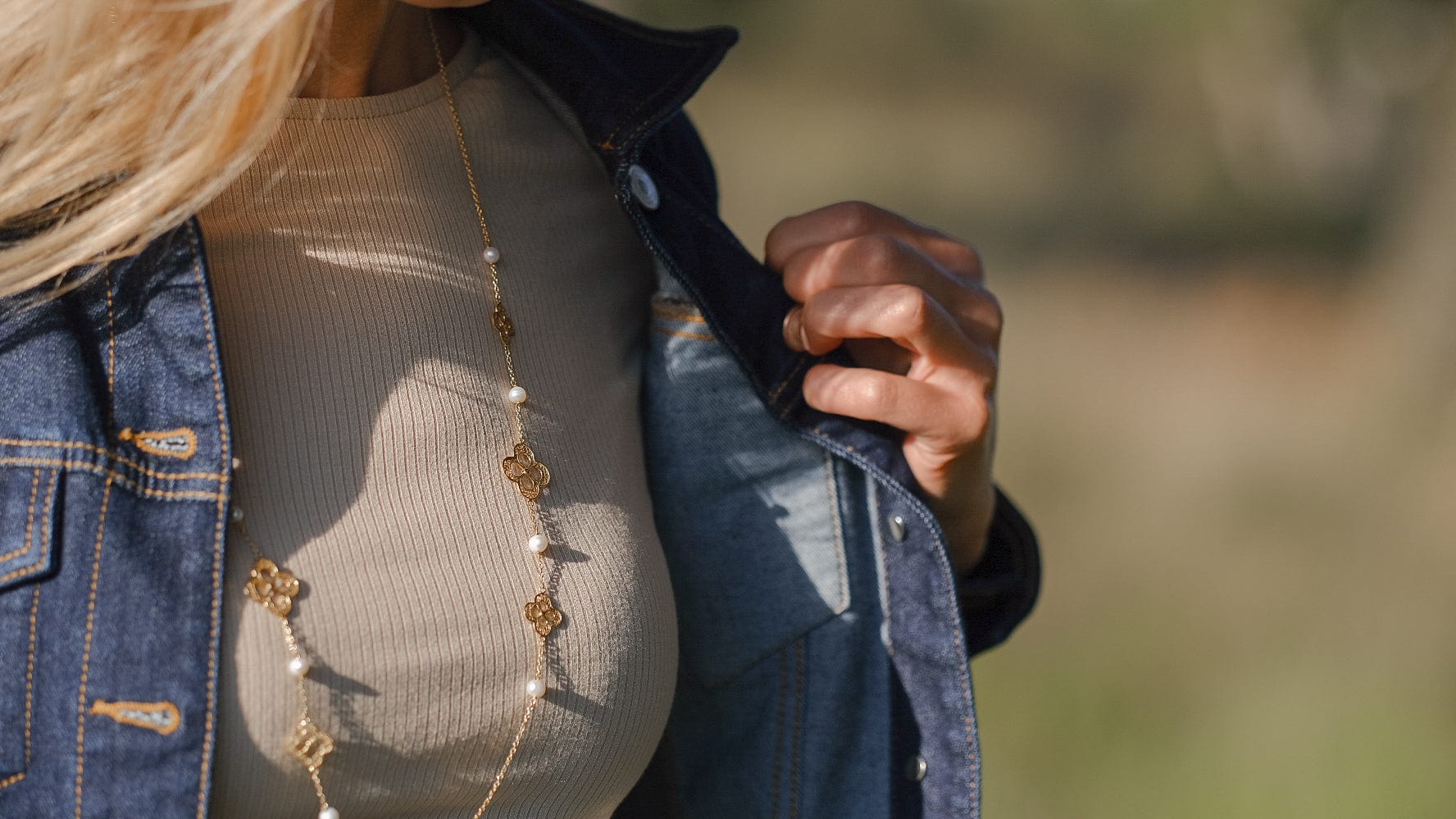 Vergulde lange ketting met filigraan en parels - Dona Aurora